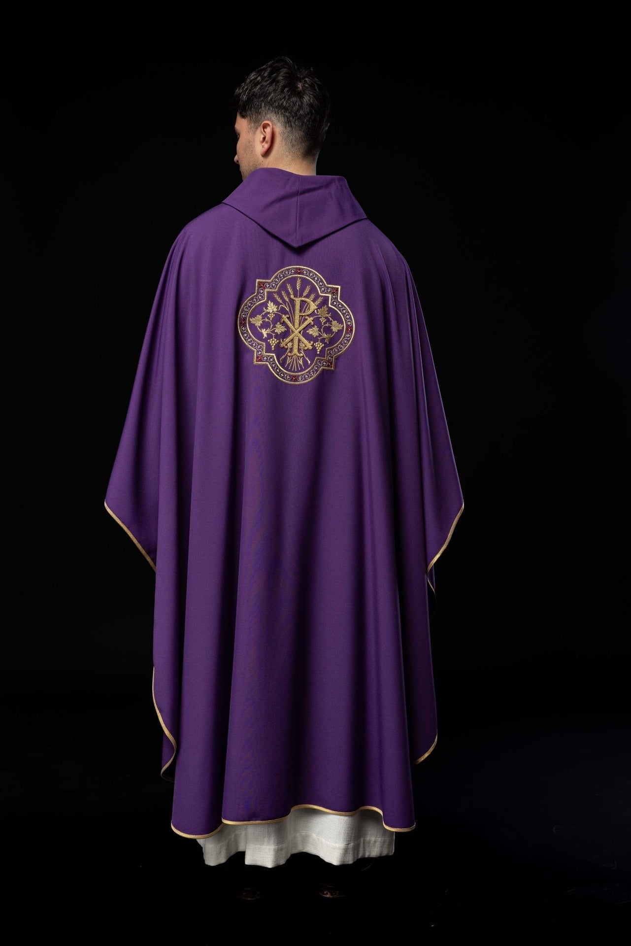 Fioletowy Ornat Liturgiczny z Haftem IHS i PAX - Elegancki Symbolizm - alba.pl