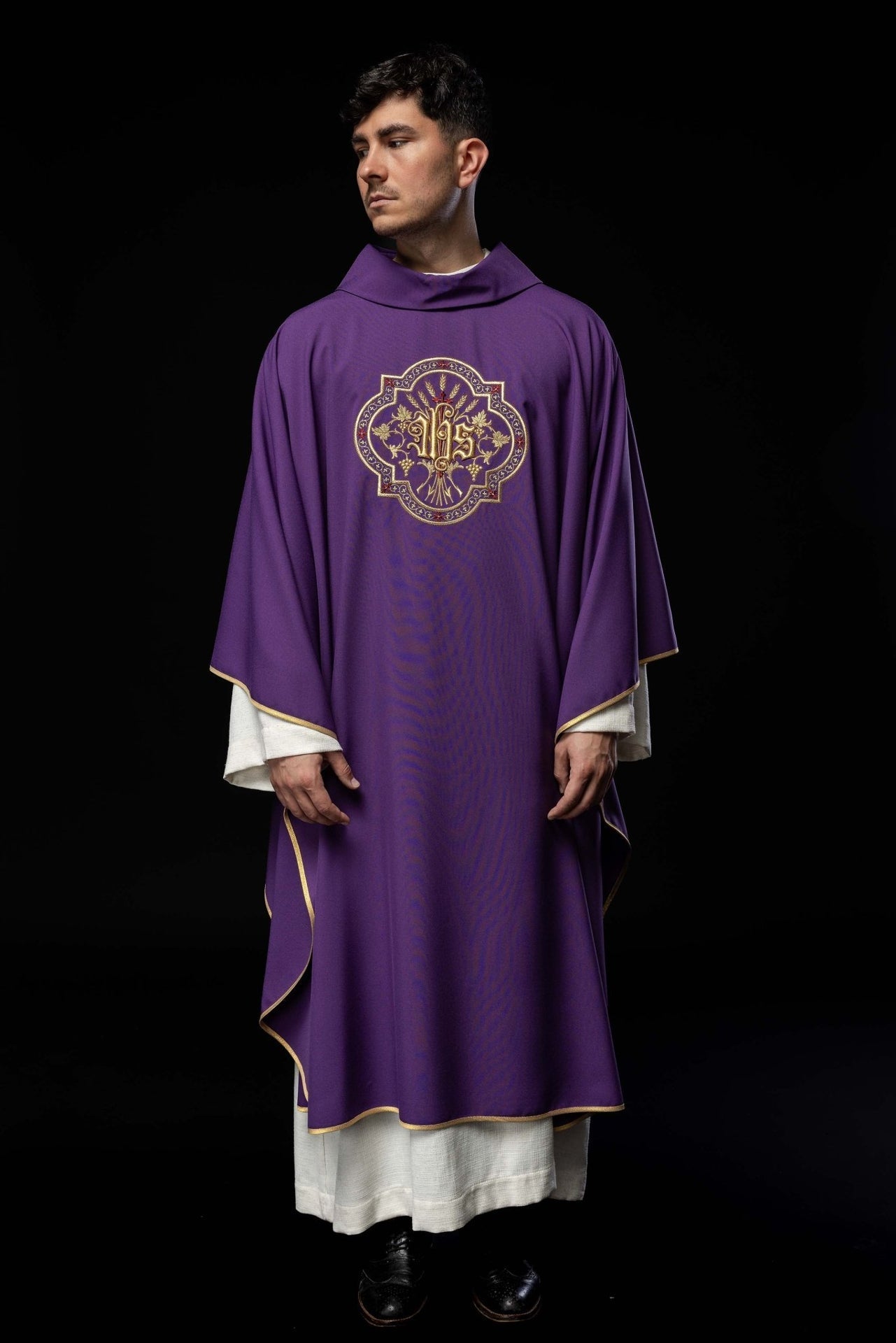 Fioletowy Ornat Liturgiczny z Haftem IHS i PAX - Elegancki Symbolizm - alba.pl