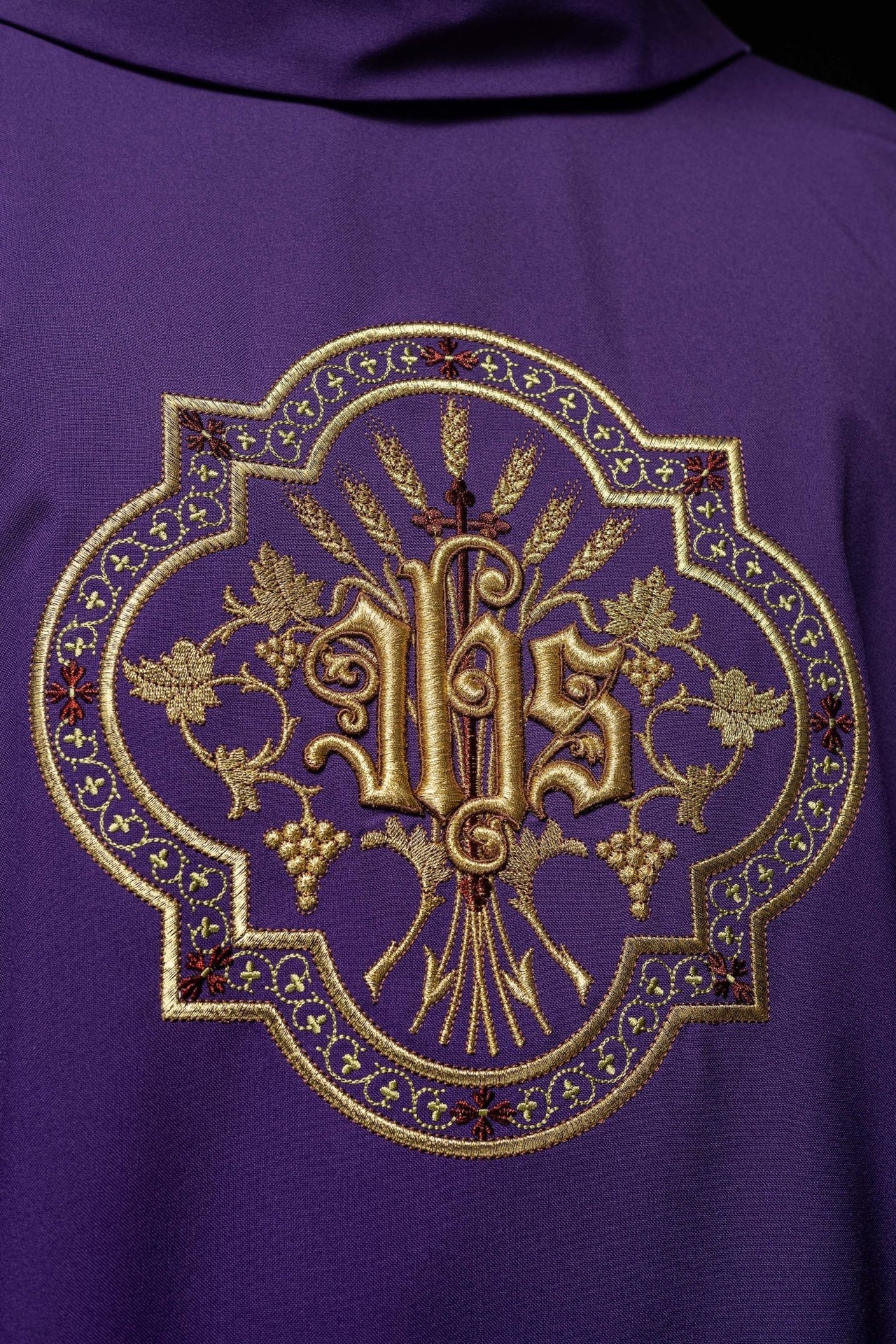 Fioletowy Ornat Liturgiczny z Haftem IHS i PAX - Elegancki Symbolizm - alba.pl