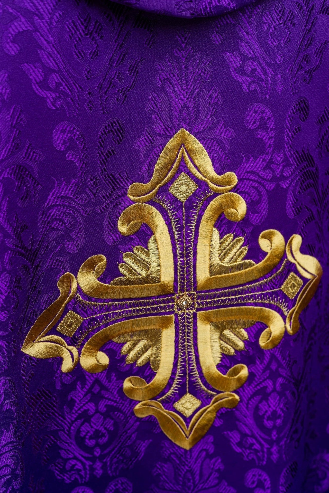 Fioletowy Ornat Liturgiczny z Krzyżem i Wzorzystej Tkaniny - alba.pl