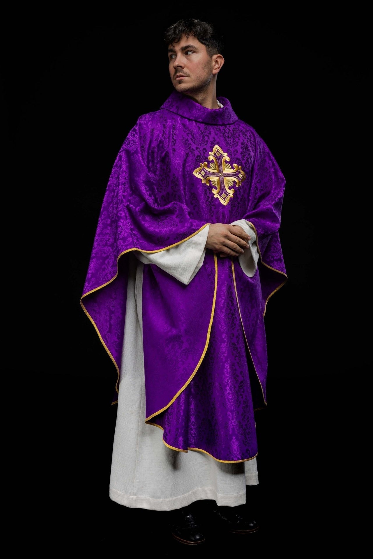 Fioletowy Ornat Liturgiczny z Krzyżem i Wzorzystej Tkaniny - alba.pl