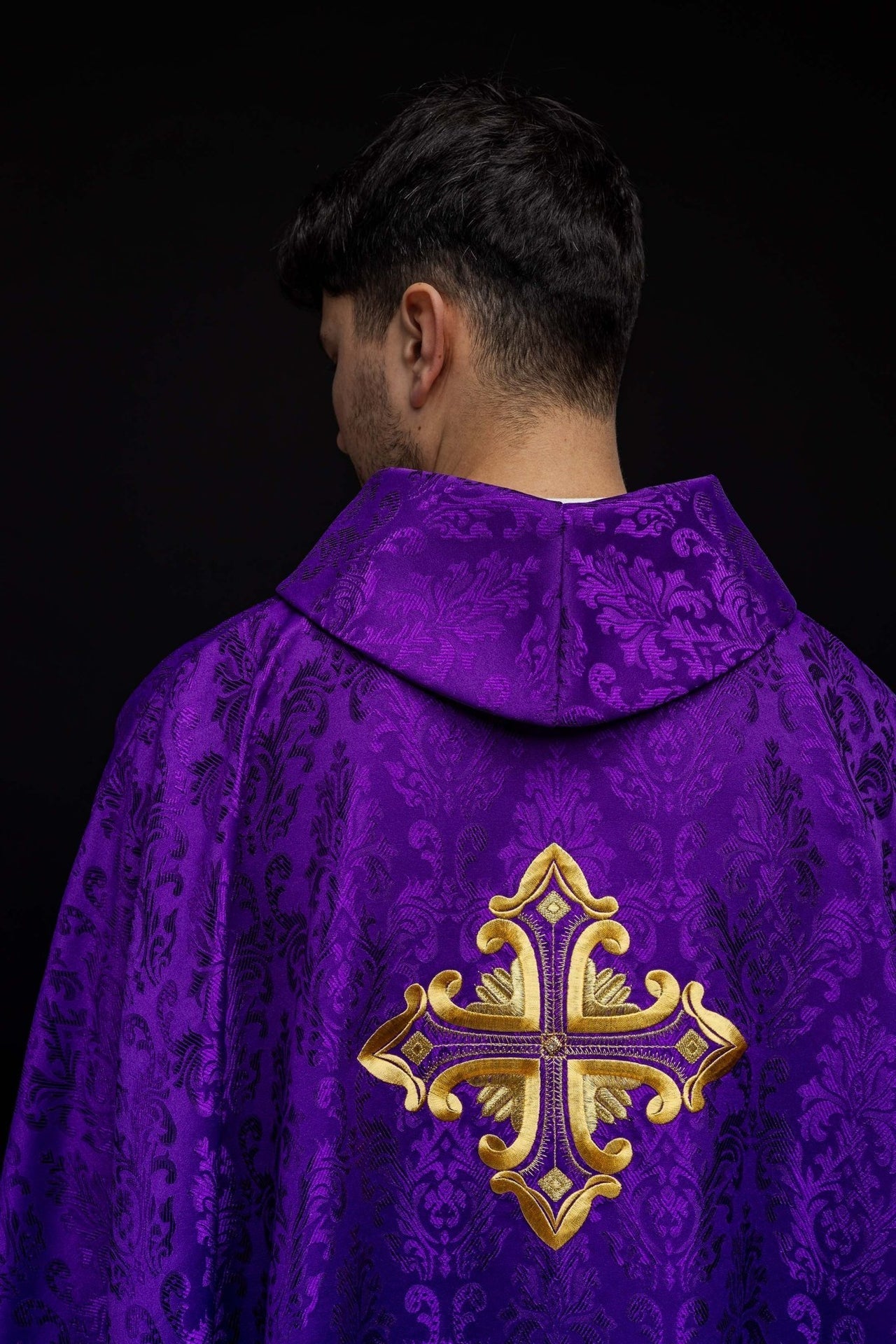 Fioletowy Ornat Liturgiczny z Krzyżem i Wzorzystej Tkaniny - alba.pl