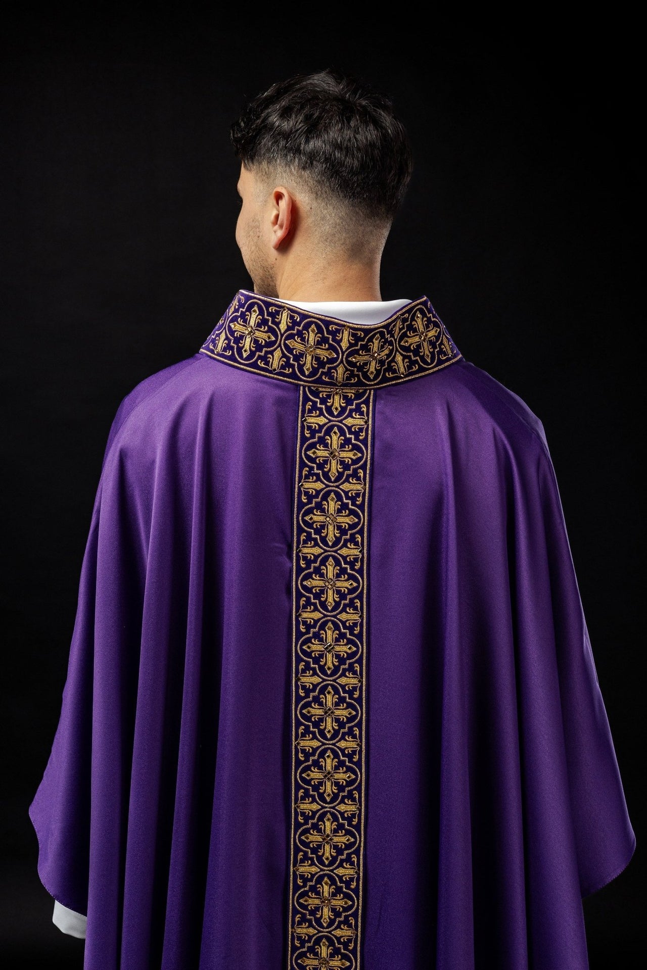 Fioletowy Ornat Liturgiczny Zdobiony Kamieniami - Polski Produkt - alba.pl