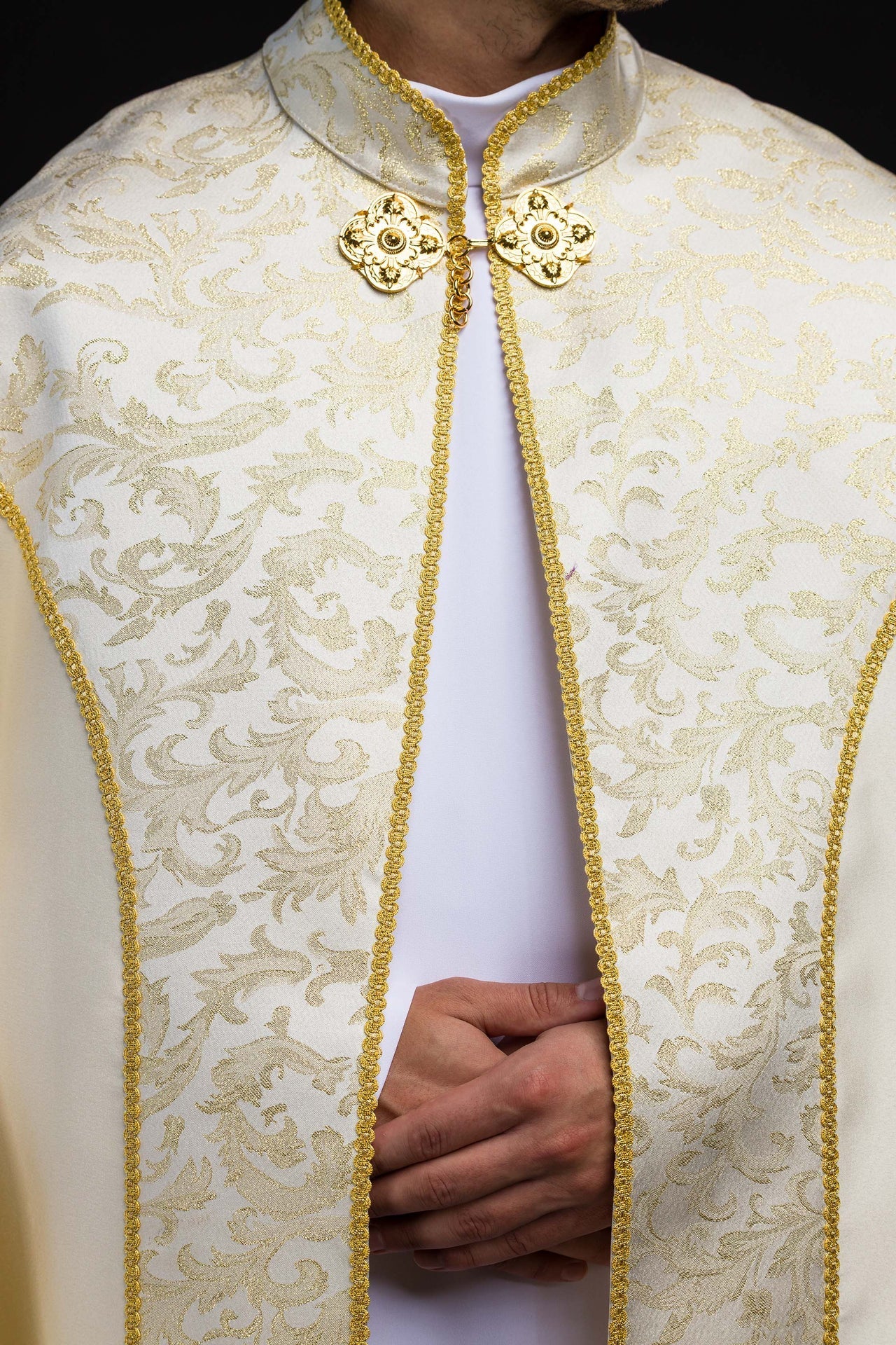 Kapa haftowana ozdobiona tkanina żakardowa ecru - alba.pl