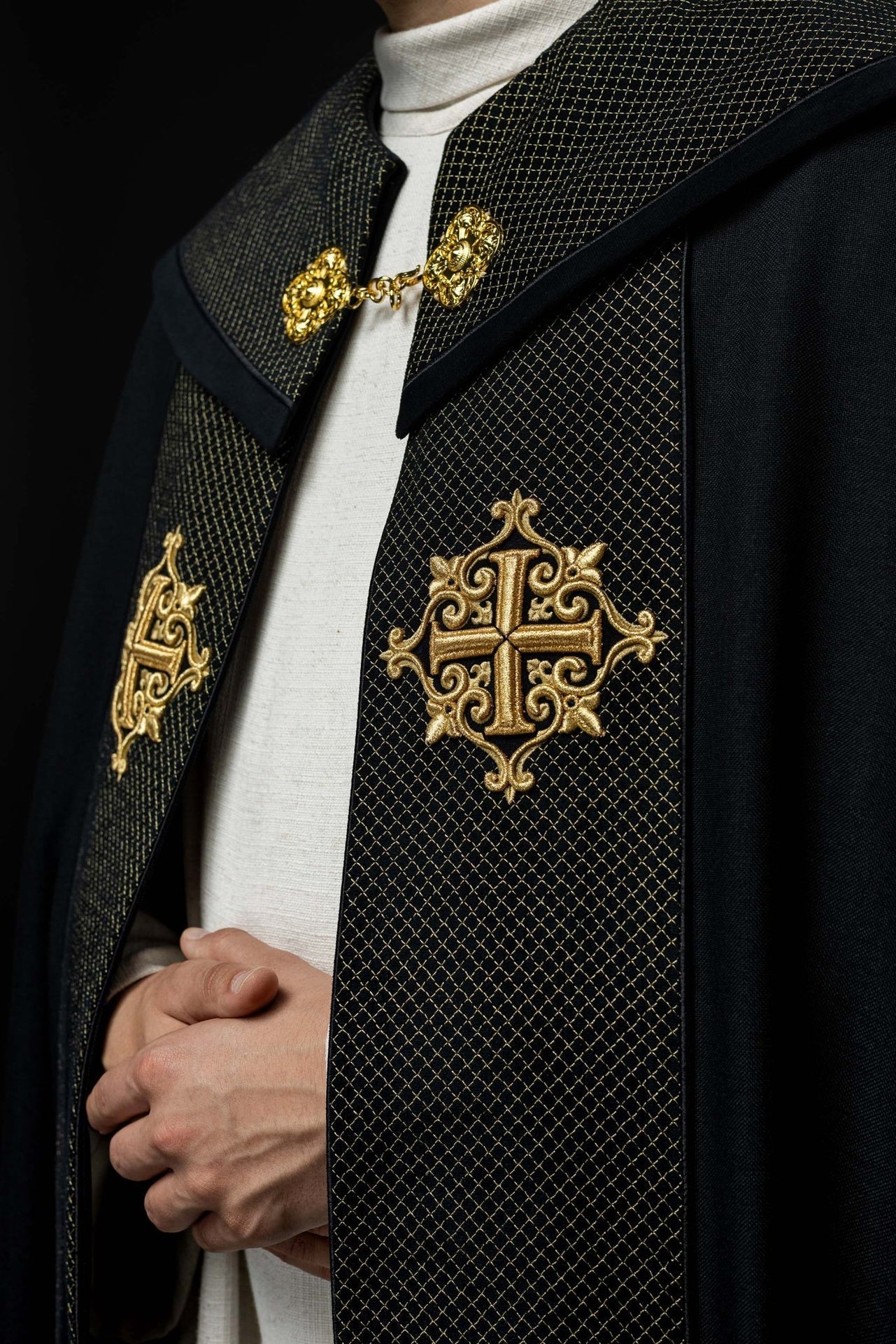 Kapa Liturgiczna Aksamitna Czarna z Haftowanymi Krzyżami - alba.pl