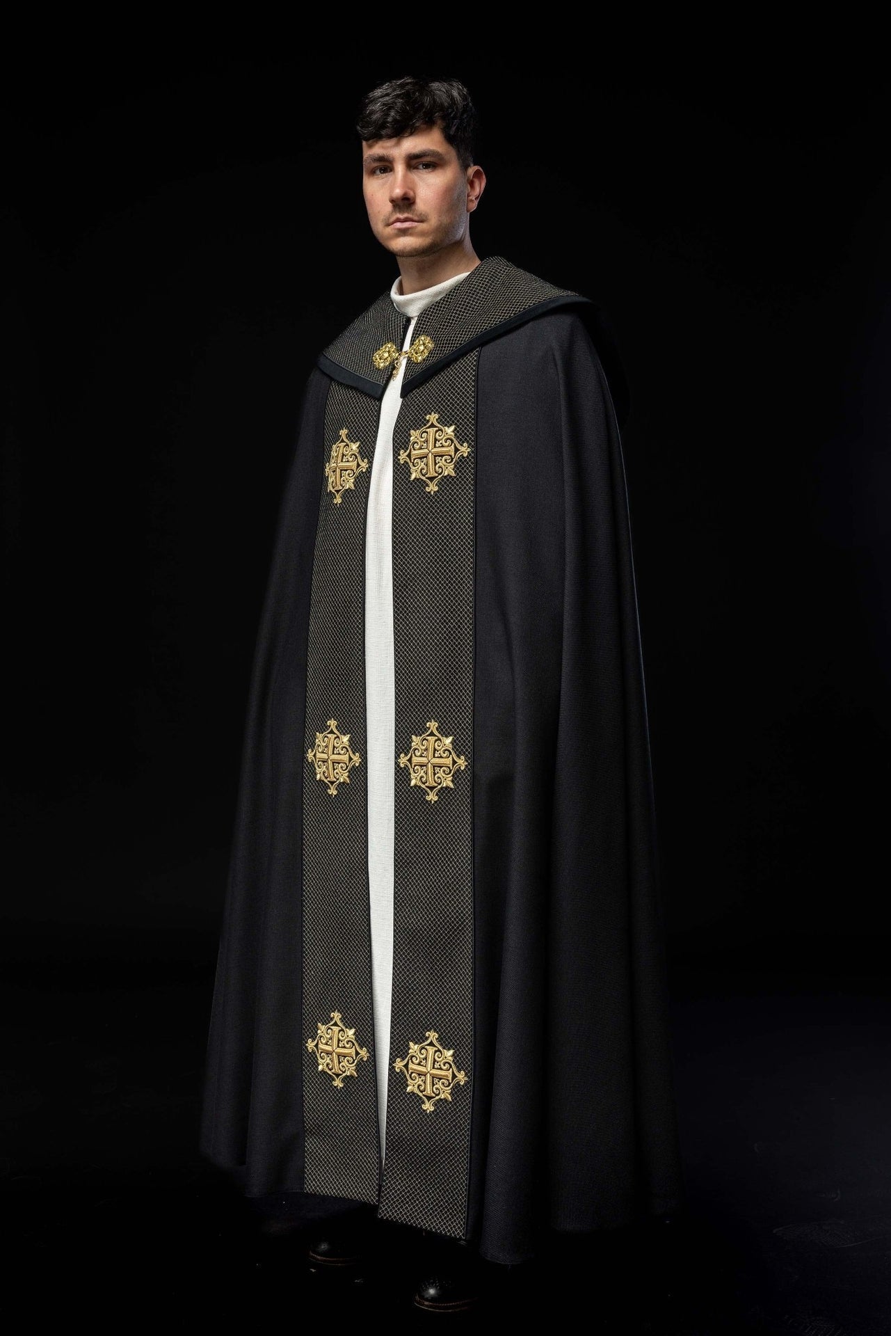 Kapa Liturgiczna Aksamitna Czarna z Haftowanymi Krzyżami - alba.pl