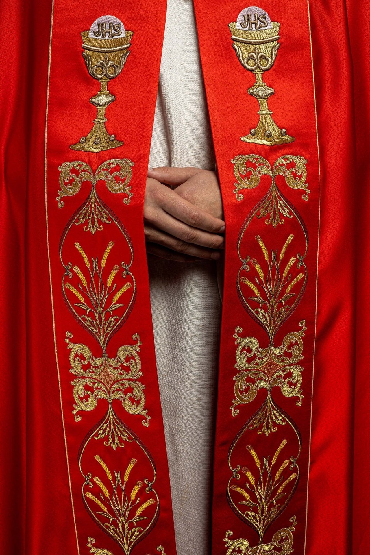 Kapa Liturgiczna Czerwona Haft Kielich IHS Satyna Polska - alba.pl