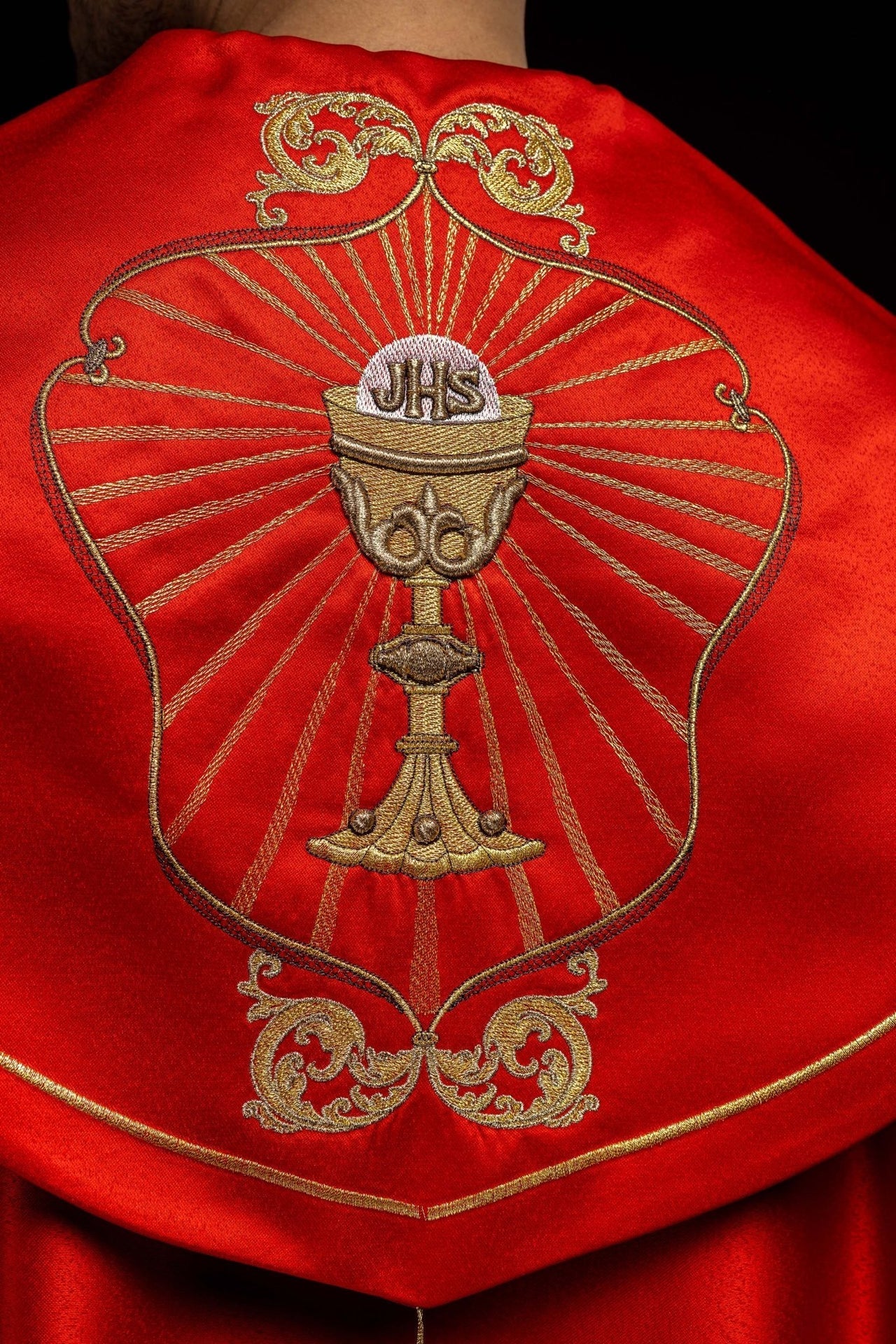 Kapa Liturgiczna Czerwona Haft Kielich IHS Satyna Polska - alba.pl
