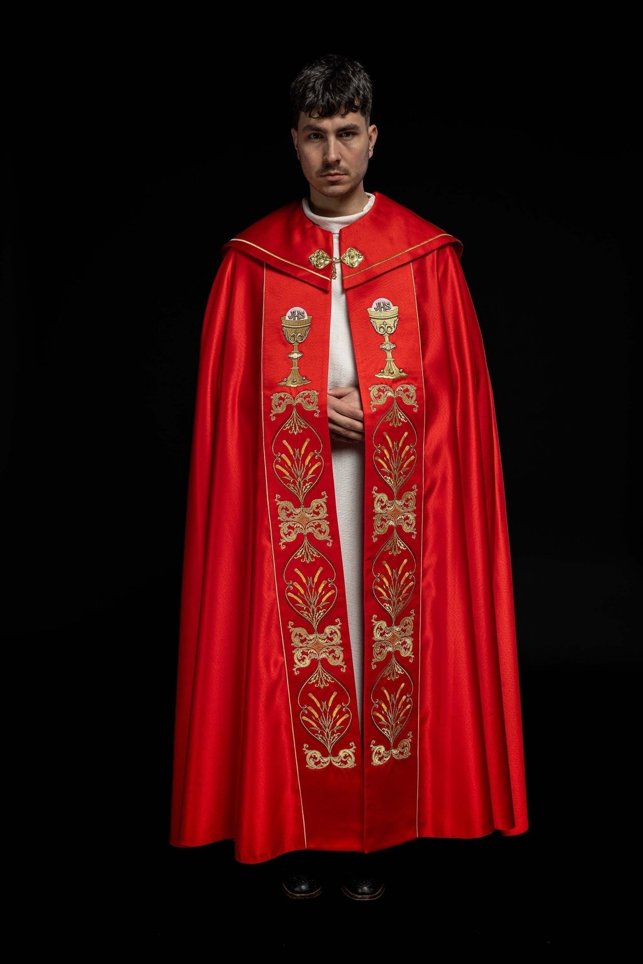 Kapa Liturgiczna Czerwona Haft Kielich IHS Satyna Polska - alba.pl