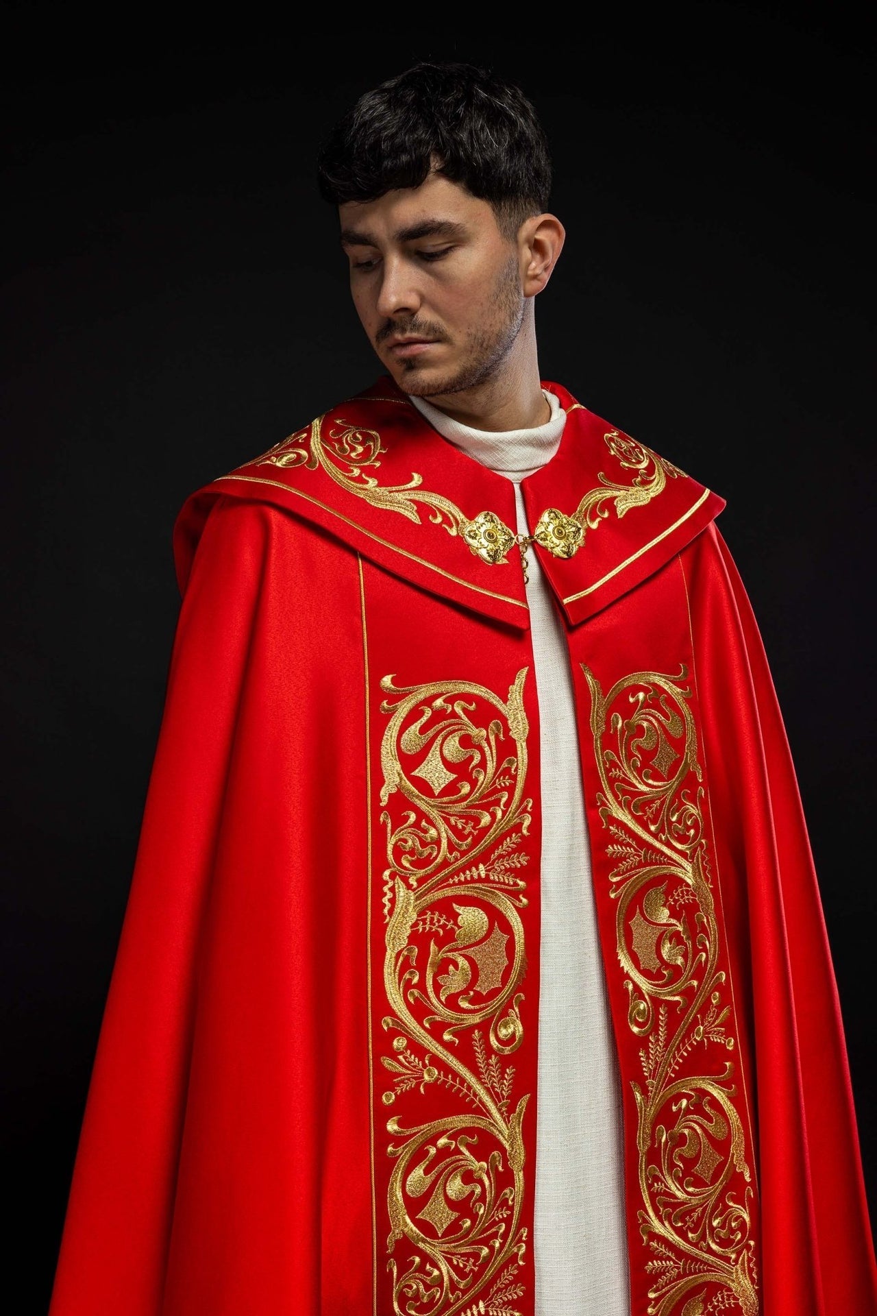 Kapa Liturgiczna Czerwona z Haftem IHS Złota Nić - Polska Produkcja - alba.pl