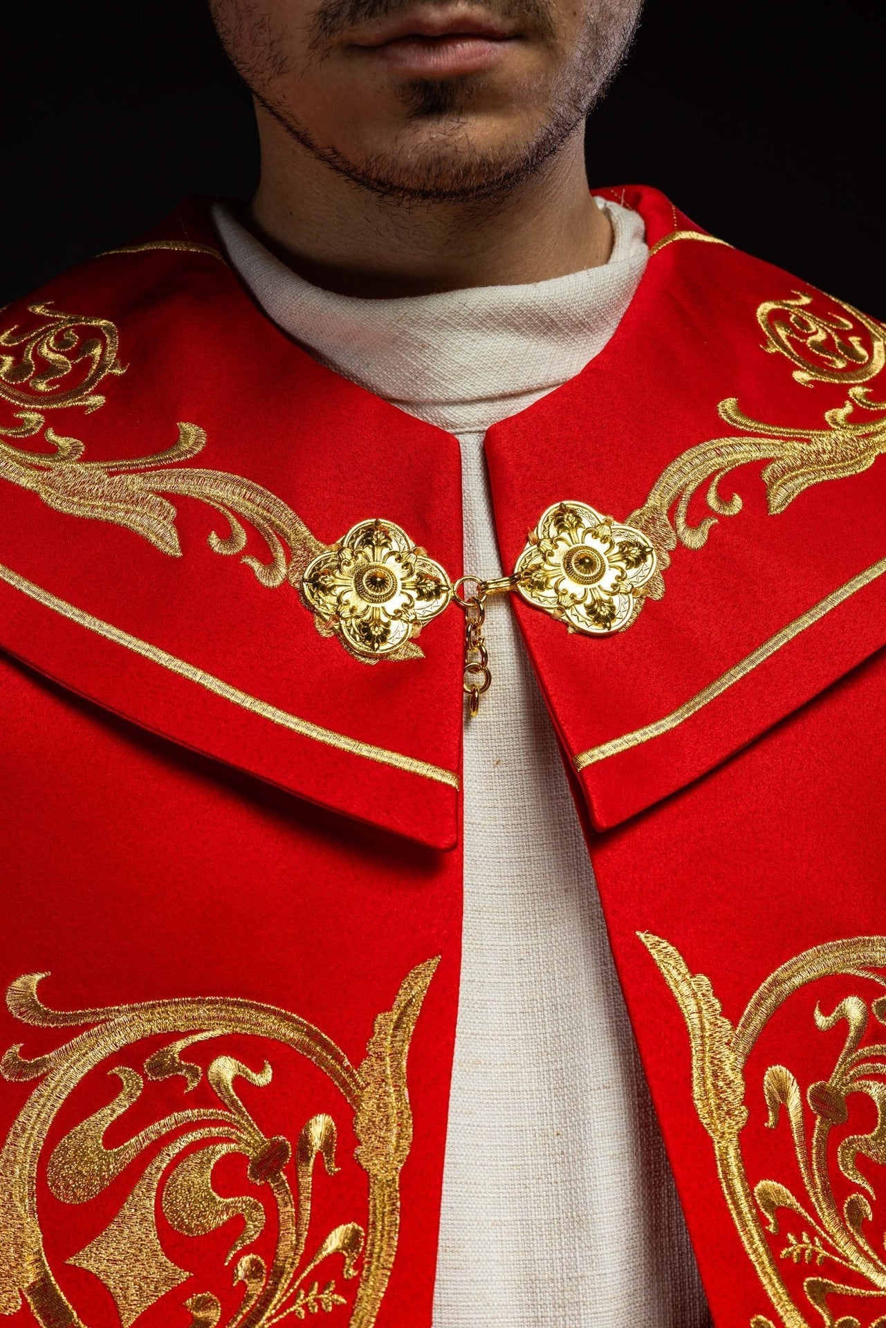 Kapa Liturgiczna Czerwona z Haftem IHS Złota Nić - Polska Produkcja - alba.pl