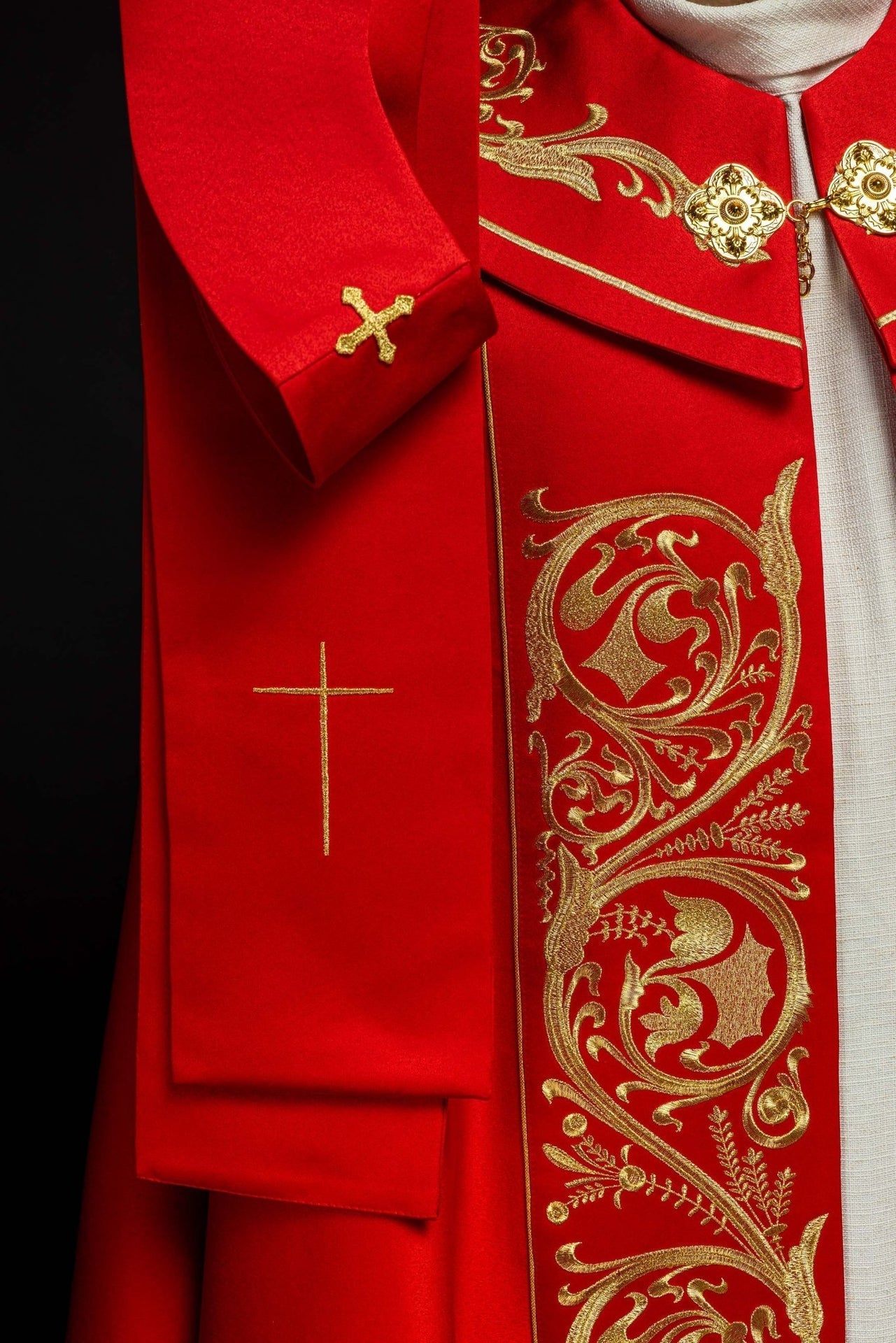 Kapa Liturgiczna Czerwona z Haftem IHS Złota Nić - Polska Produkcja - alba.pl