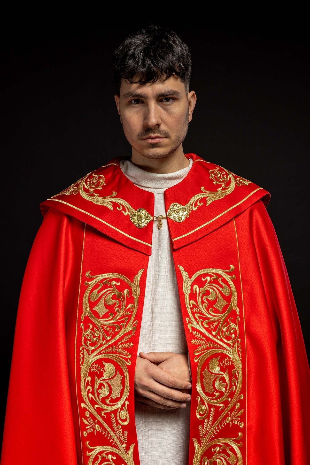 Kapa Liturgiczna Czerwona z Haftem IHS Złota Nić - Polska Produkcja - alba.pl