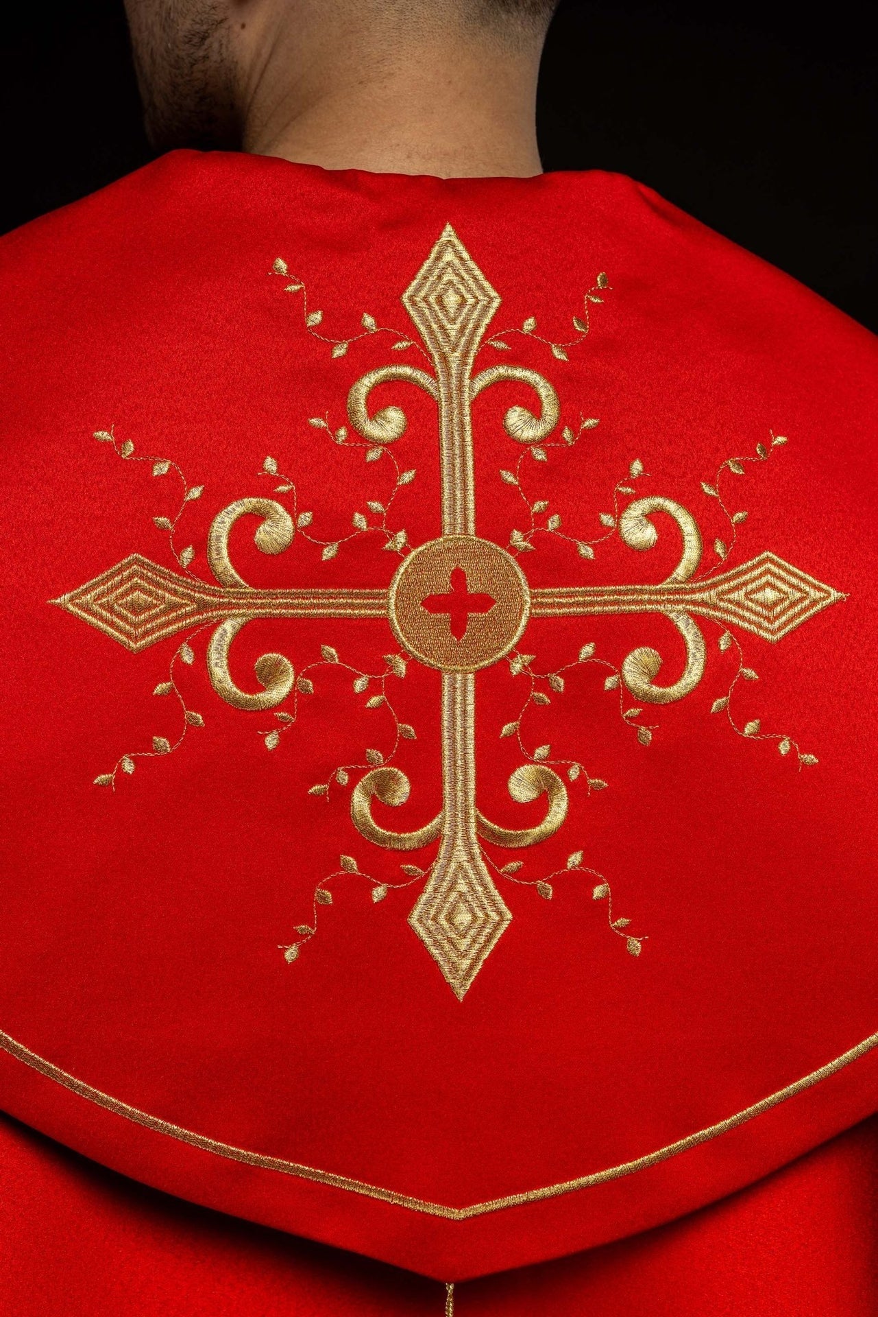 Kapa Liturgiczna Czerwona z Haftem Złotych Krzyży i Stułą - alba.pl