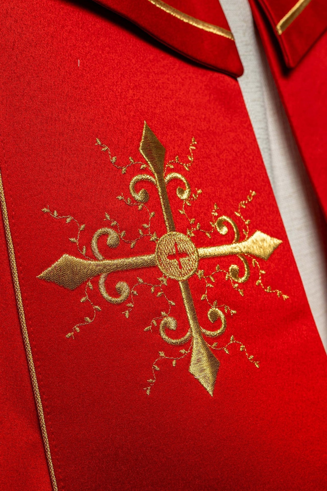 Kapa Liturgiczna Czerwona z Haftem Złotych Krzyży i Stułą - alba.pl