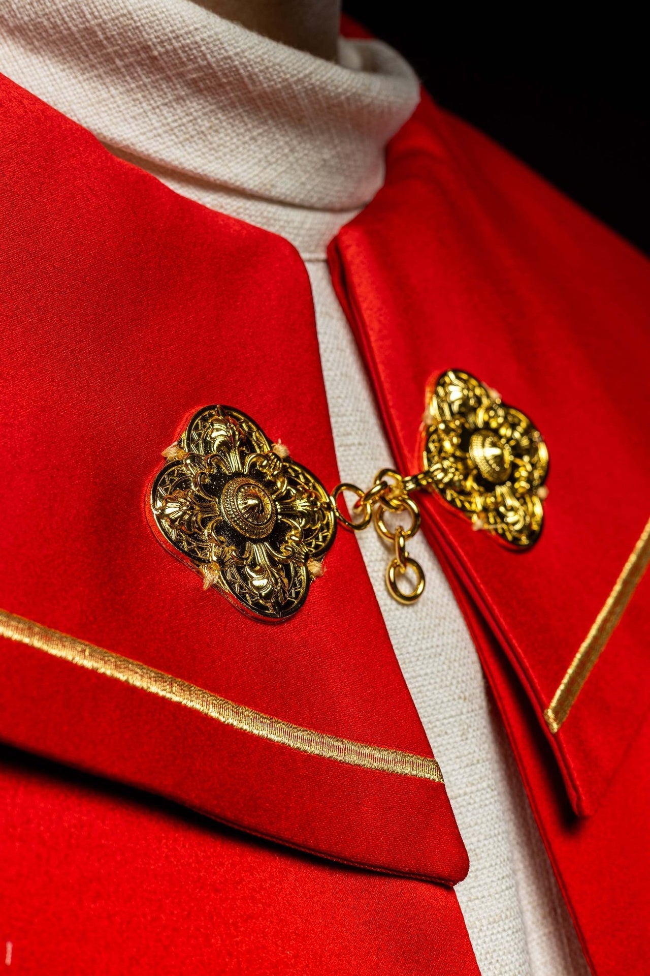 Kapa Liturgiczna Czerwona z Haftem Złotych Krzyży i Stułą - alba.pl