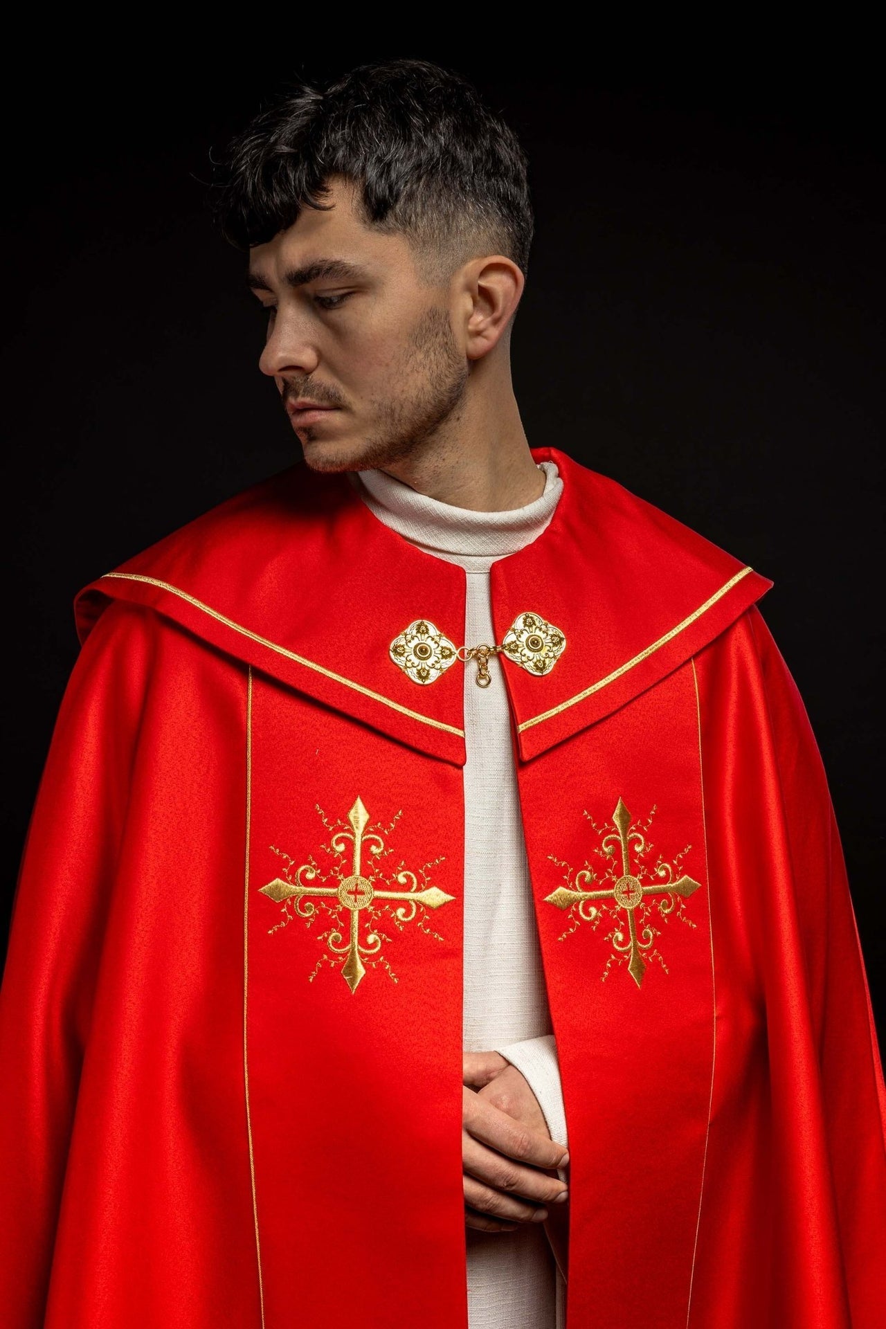 Kapa Liturgiczna Czerwona z Haftem Złotych Krzyży i Stułą - alba.pl