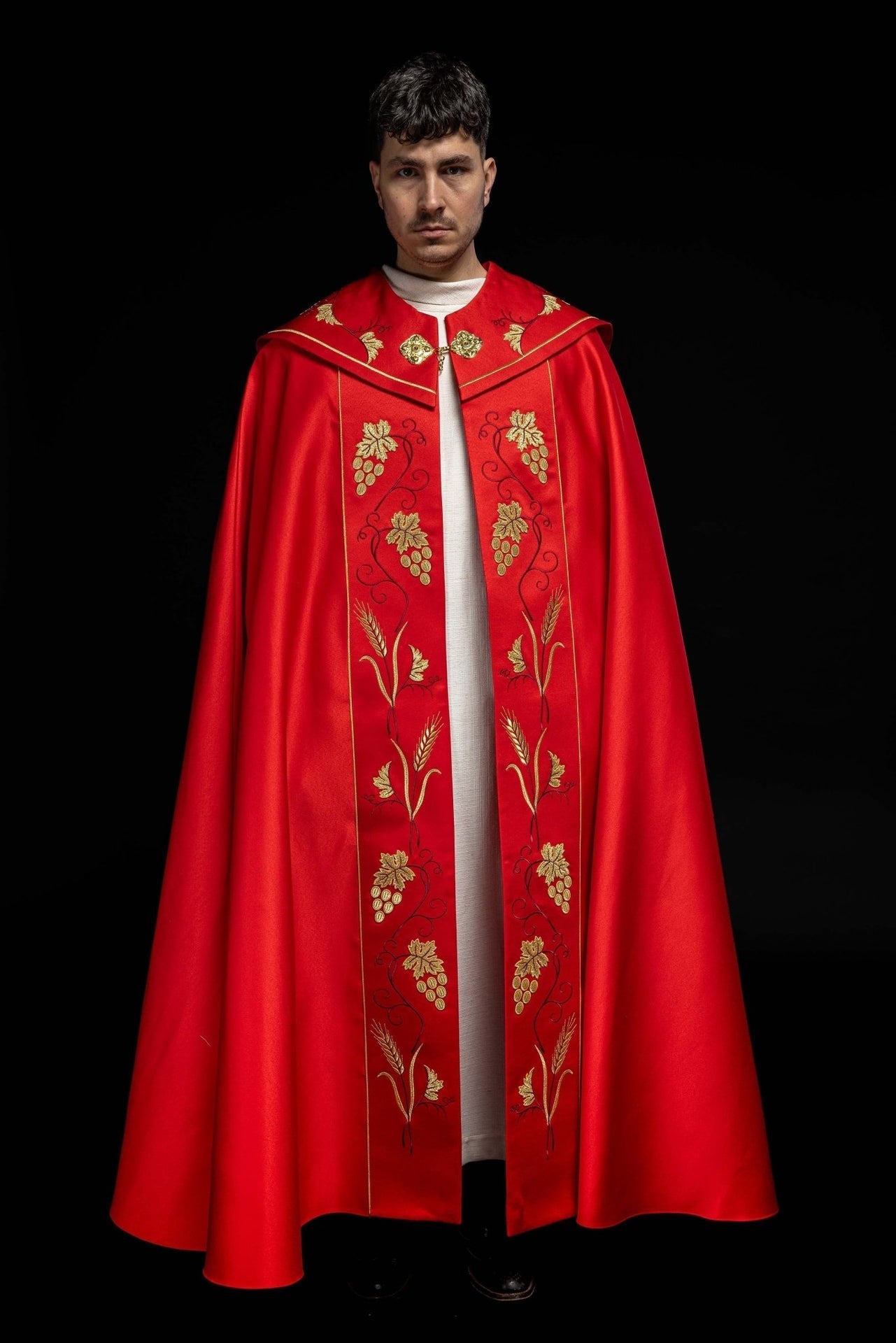 Kapa Liturgiczna Czerwona ze Złotym Haftem IHS Winogron - alba.pl