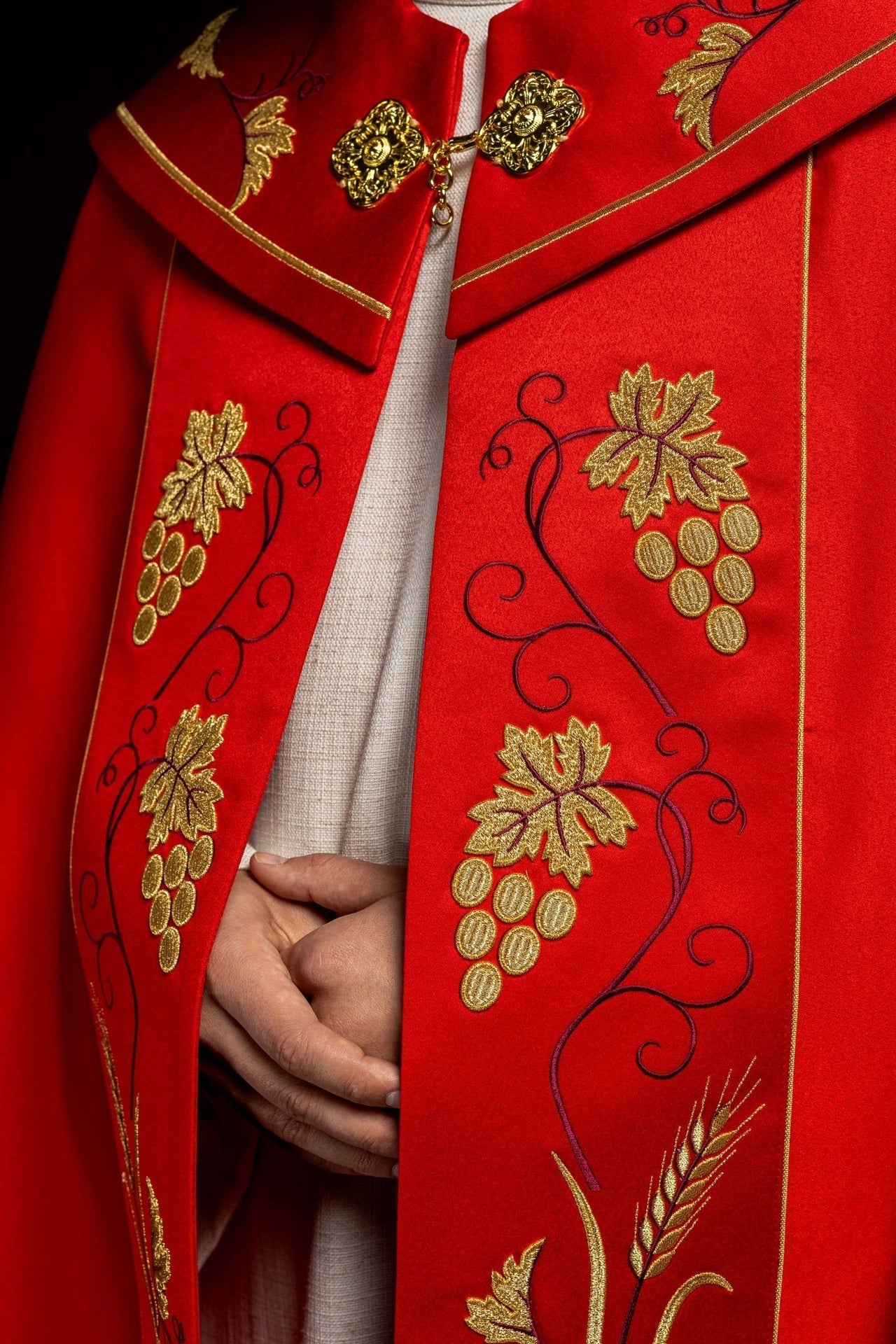Kapa Liturgiczna Czerwona ze Złotym Haftem IHS Winogron - alba.pl