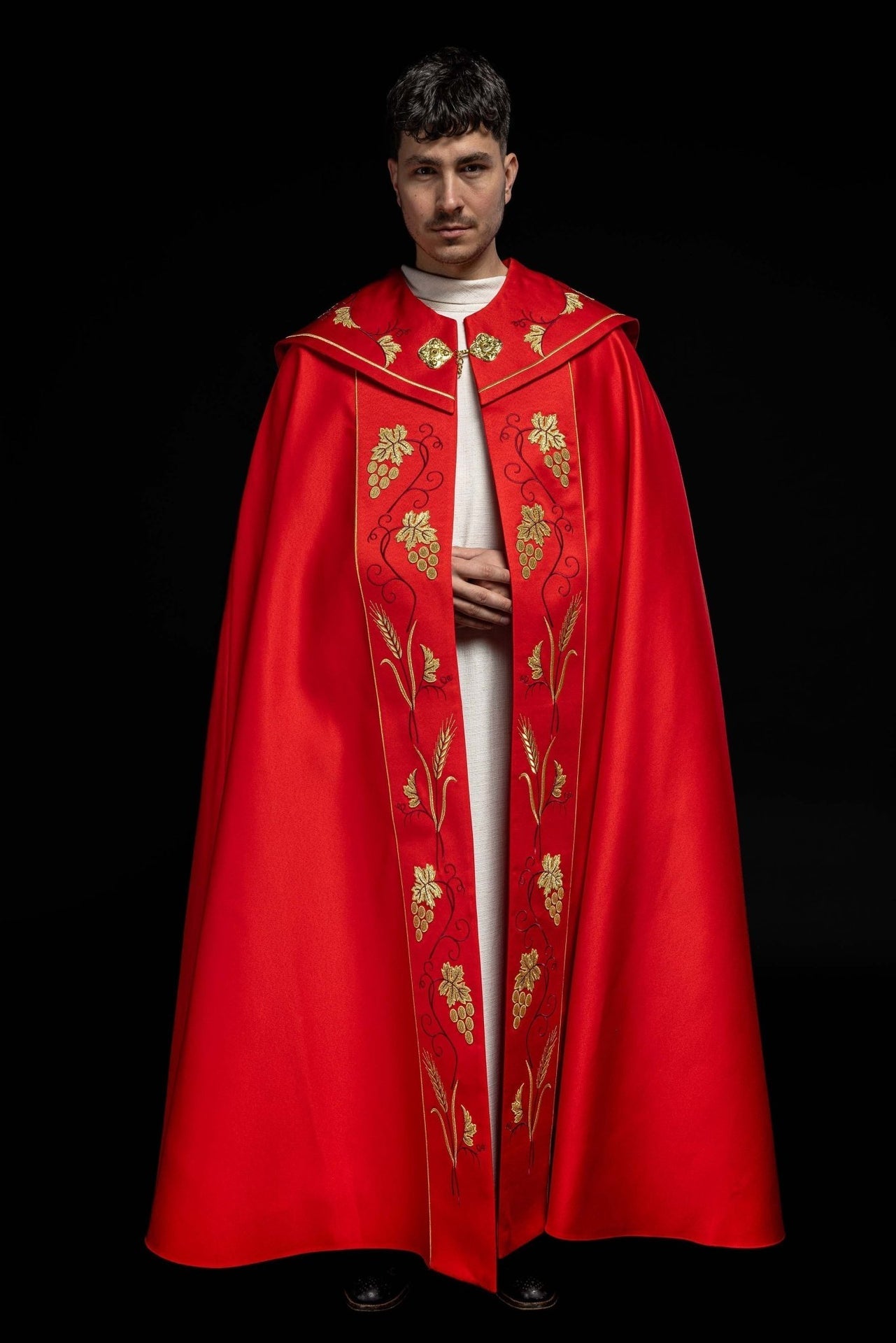 Kapa Liturgiczna Czerwona ze Złotym Haftem IHS Winogron - alba.pl