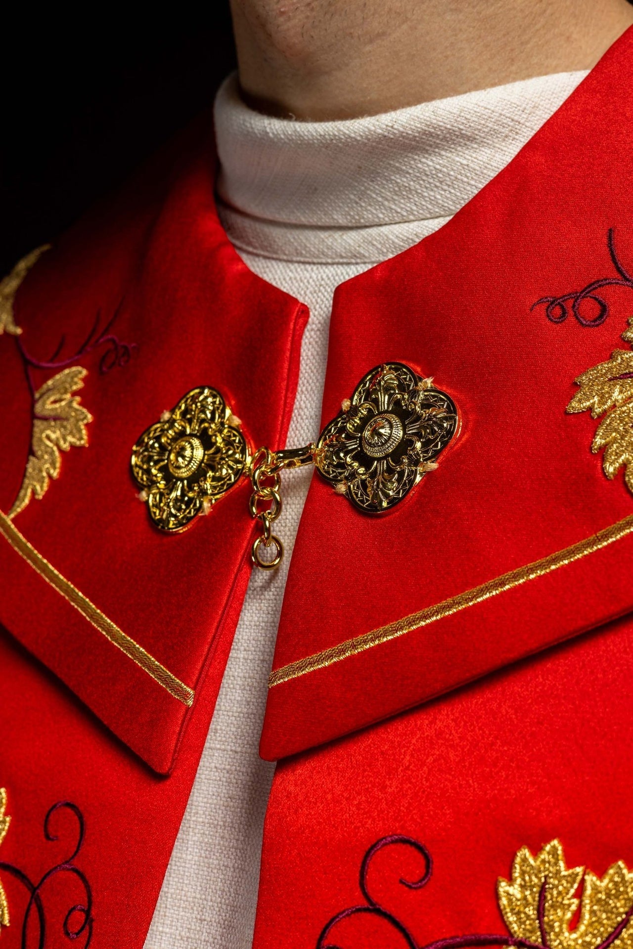 Kapa Liturgiczna Czerwona ze Złotym Haftem IHS Winogron - alba.pl