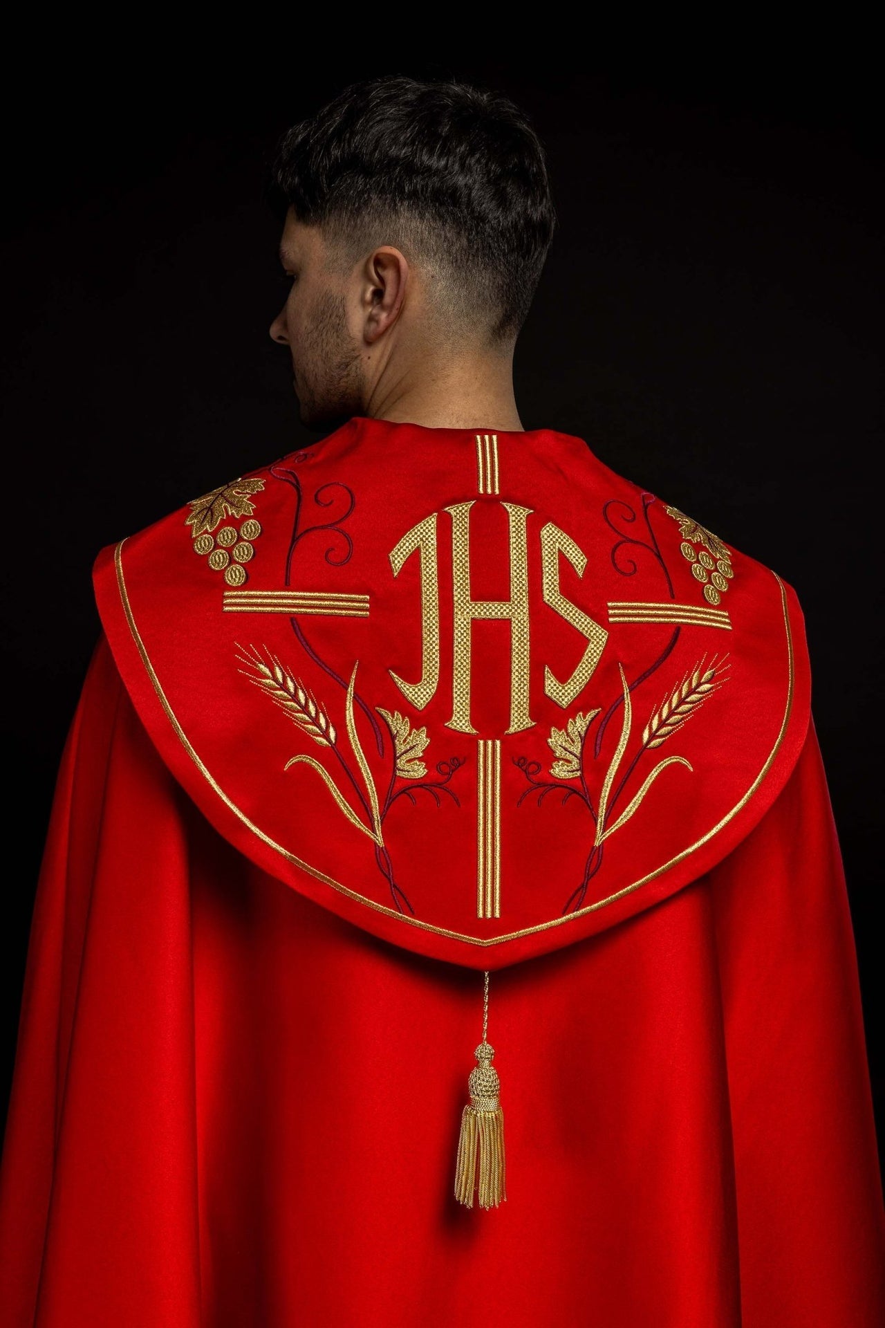 Kapa Liturgiczna Czerwona ze Złotym Haftem IHS Winogron - alba.pl