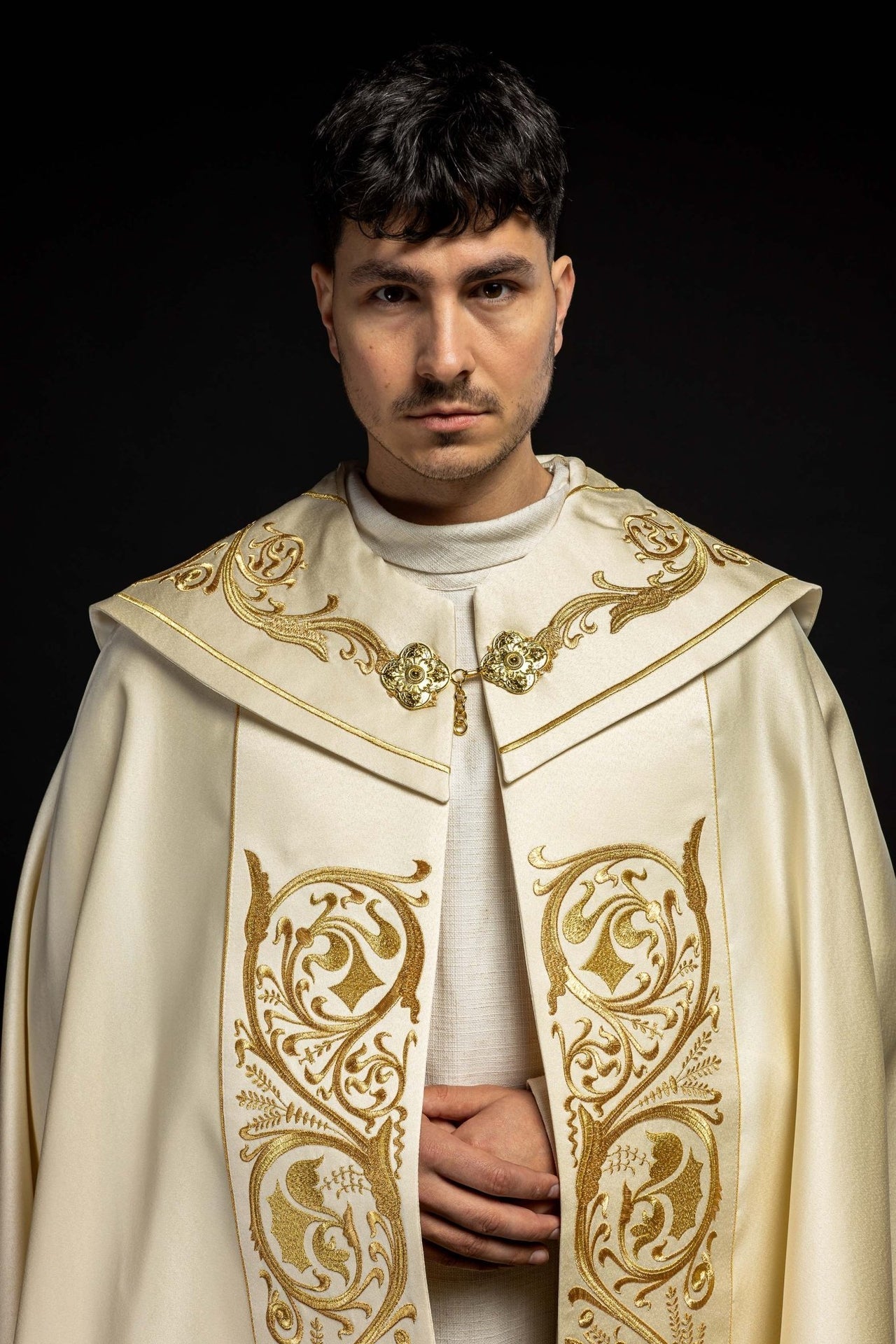 Kapa Liturgiczna Ecru Haftowana IHS Złotą Nicią - alba.pl