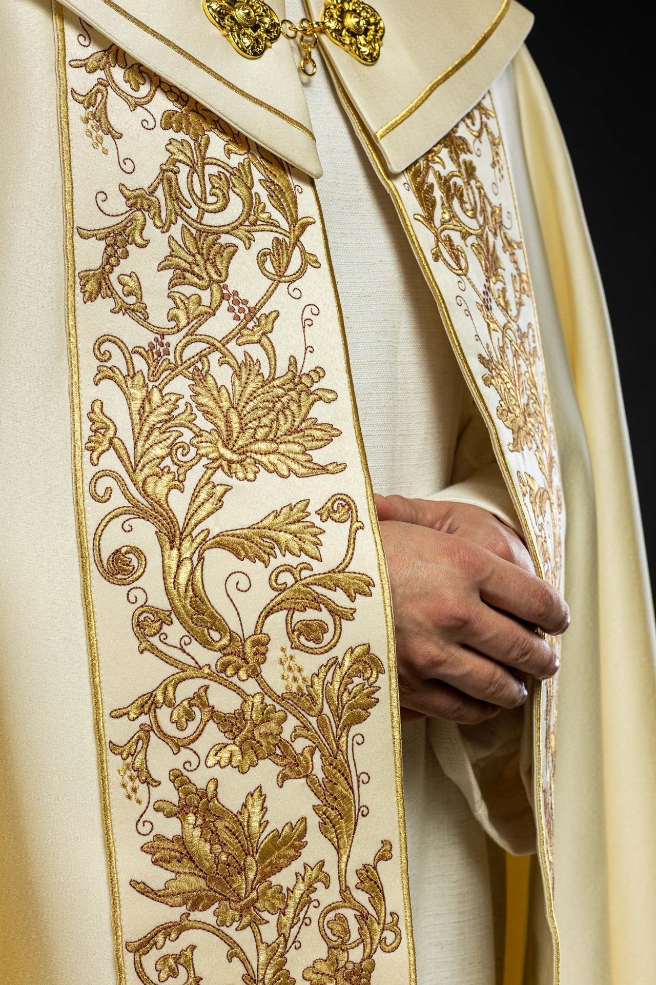 Kapa Liturgiczna Ecru Haftowany Kielich - Elegancka Satyna - alba.pl