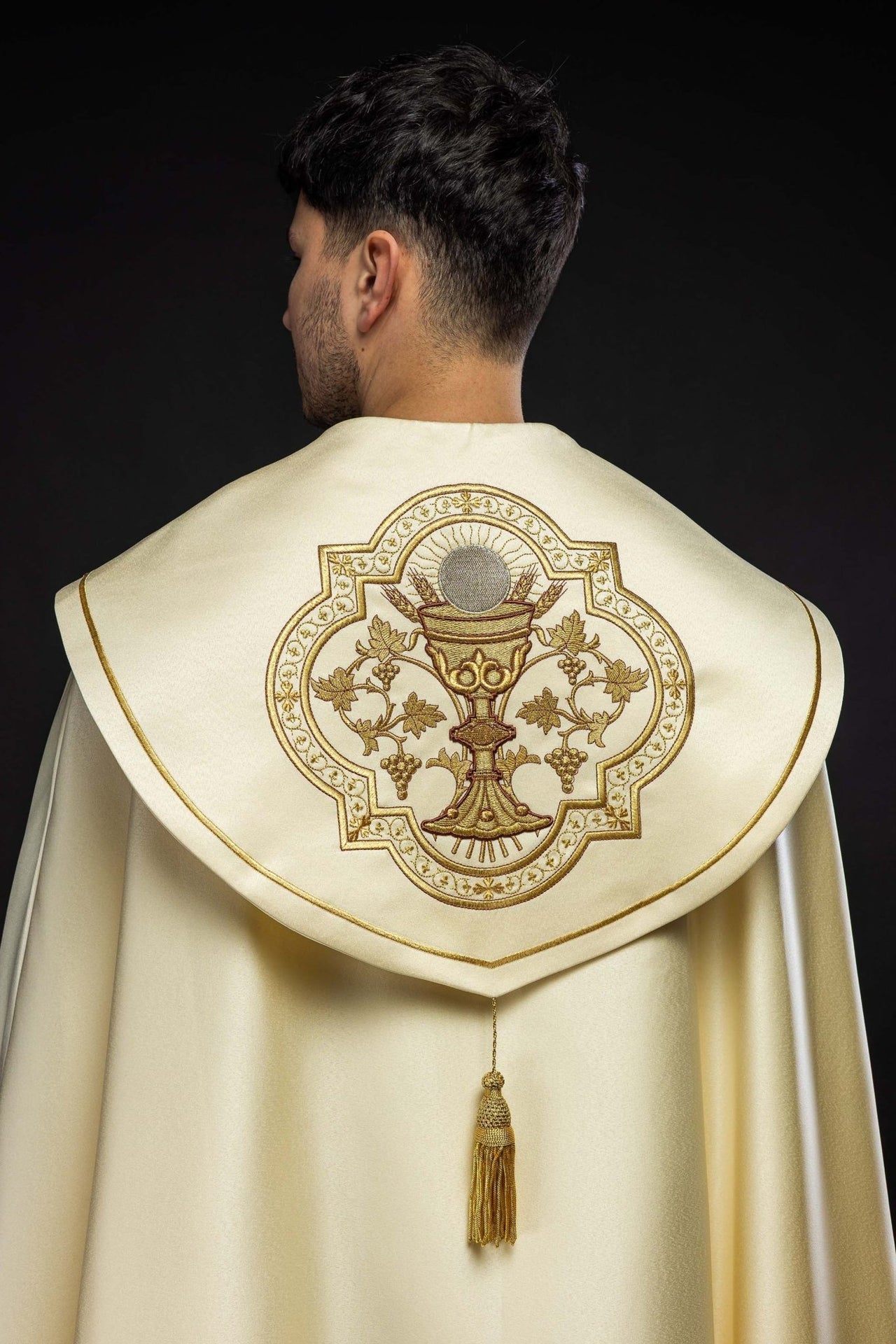 Kapa Liturgiczna Ecru Haftowany Kielich - Elegancka Satyna - alba.pl