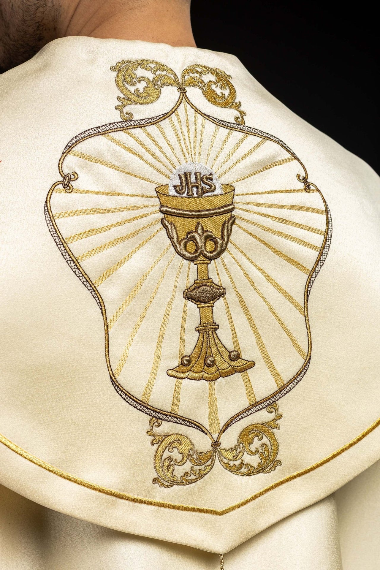 Kapa Liturgiczna Ecru Haftowany Kielich IHS - Satyna Gładka - alba.pl