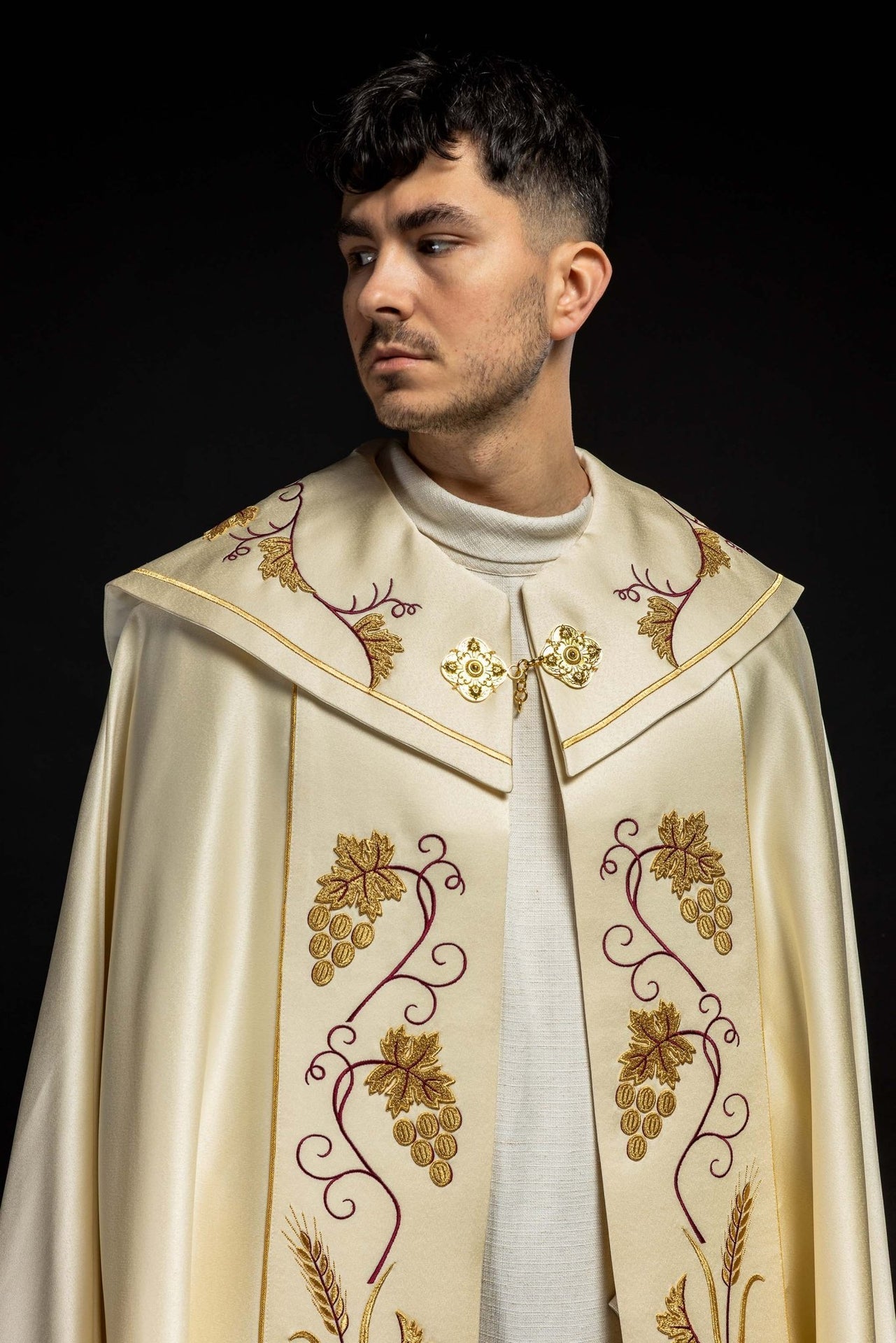 Kapa Liturgiczna Ecru IHS Winogrona - Złoto Bordowy Haft - alba.pl