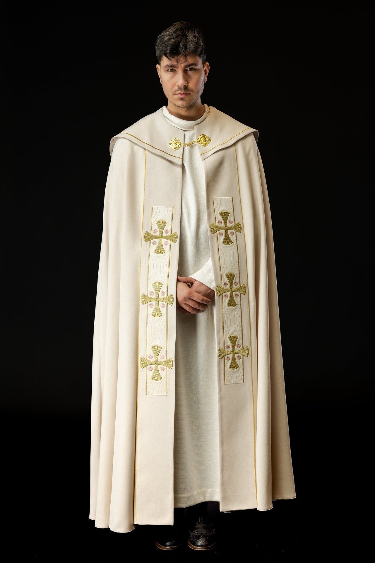 Kapa Liturgiczna Ecru z Aksamitu, Złote Krzyże Haftowane - alba.pl