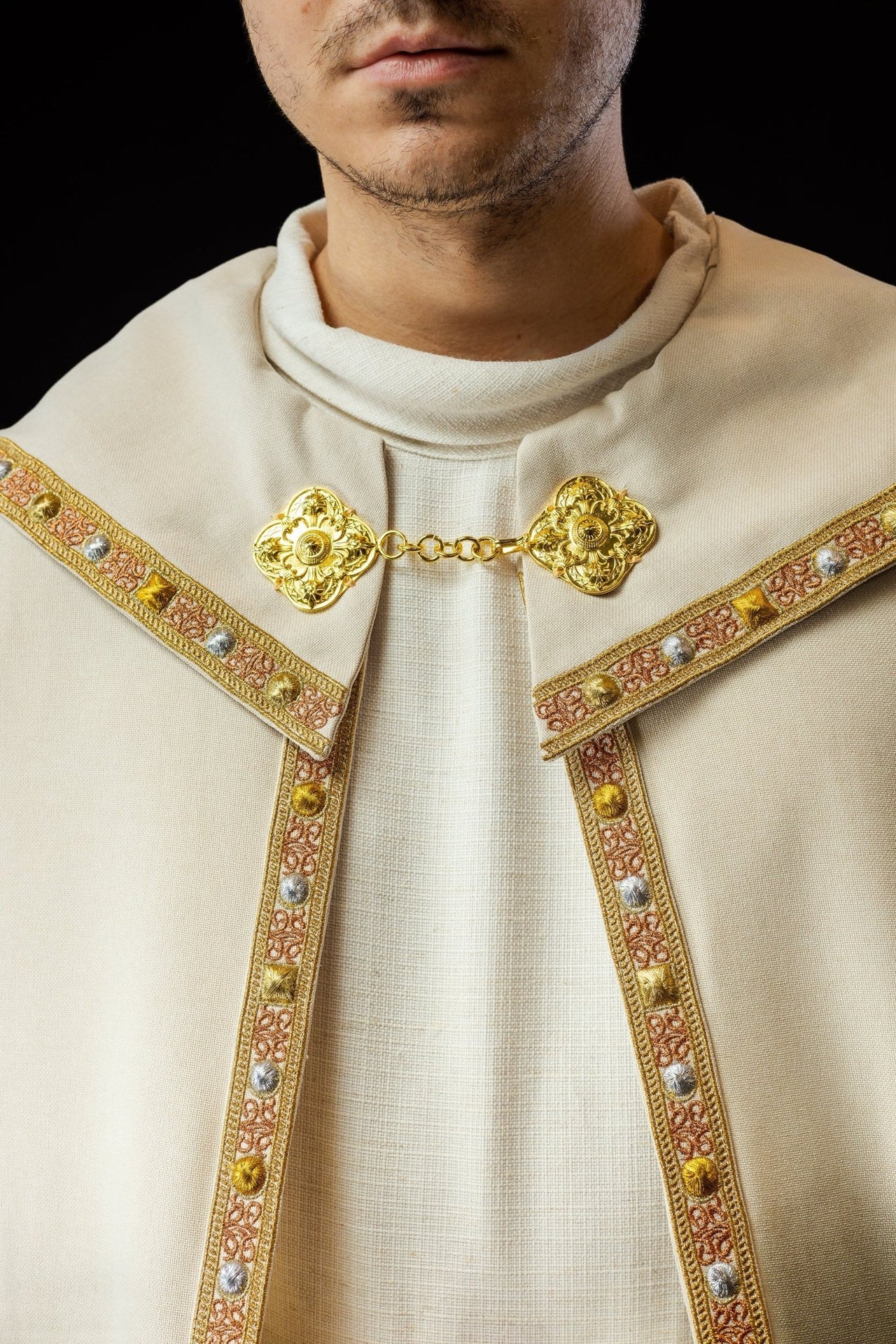 Kapa Liturgiczna Ecru z Haftowanym Złotym IHS - Satynowa Elegancja - alba.pl