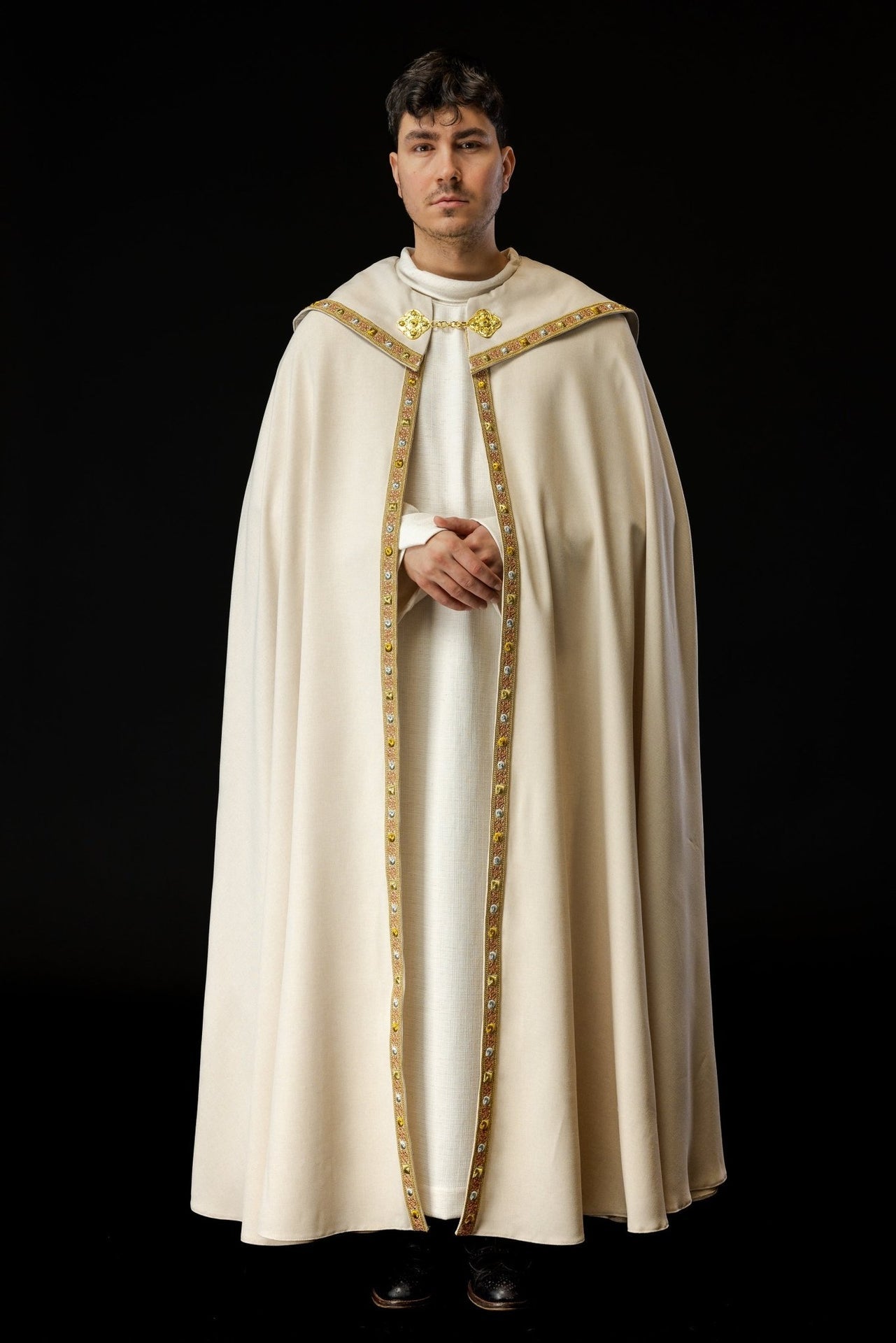 Kapa Liturgiczna Ecru z Haftowanym Złotym IHS - Satynowa Elegancja - alba.pl