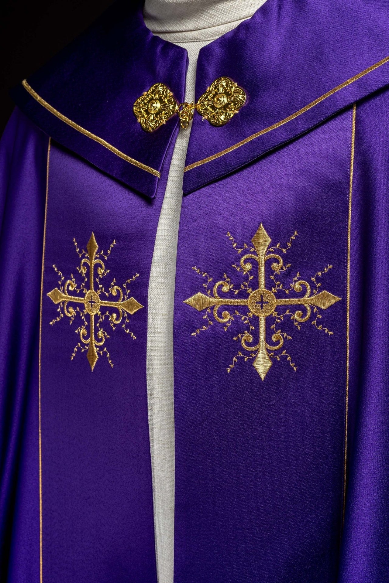 Kapa Liturgiczna Fioletowa Haftowana Złotym Krzyżem - Alba.pl - alba.pl