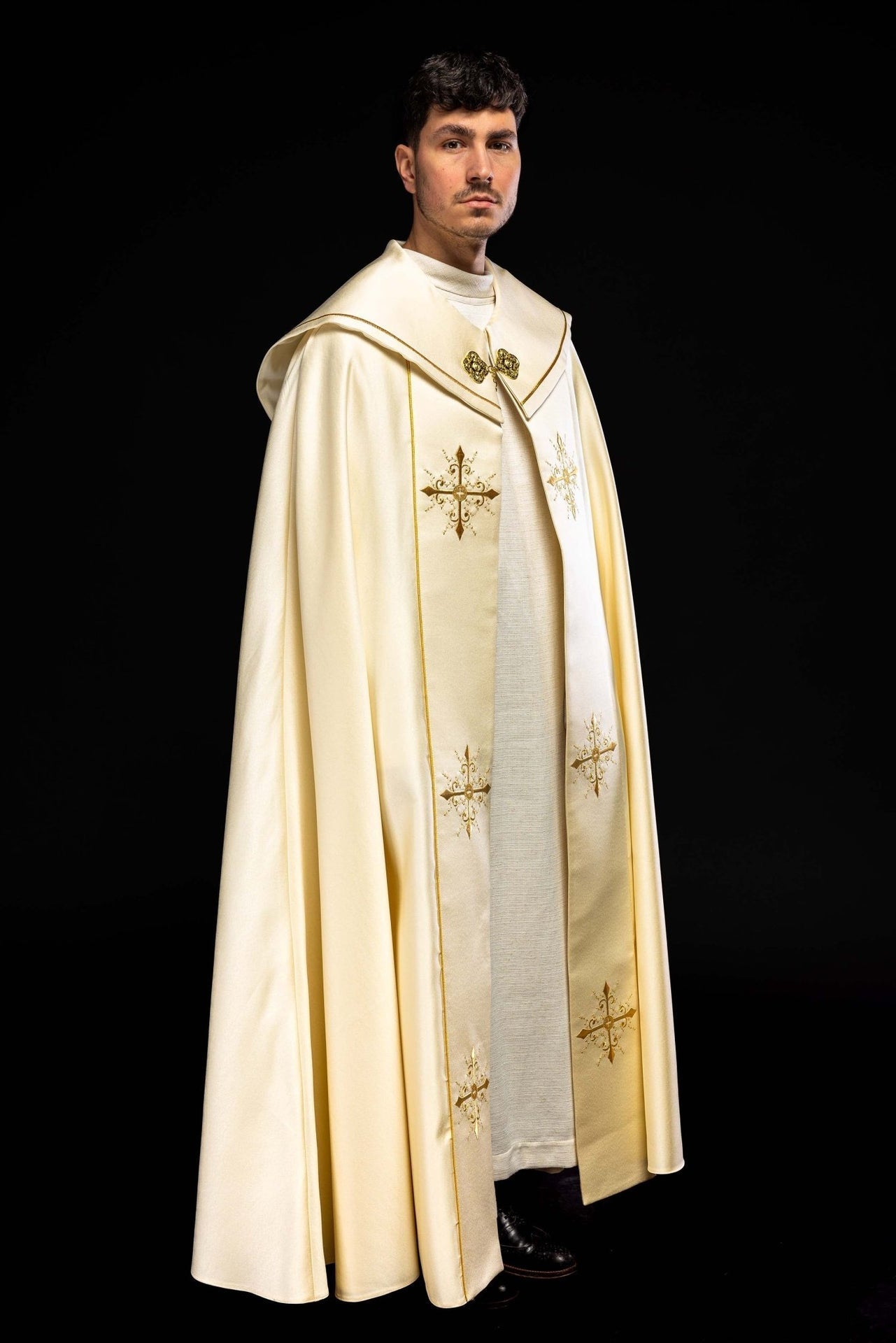 Kapa Liturgiczna Haftowana Ecru ze Złotym Krzyżem i Stułą - alba.pl