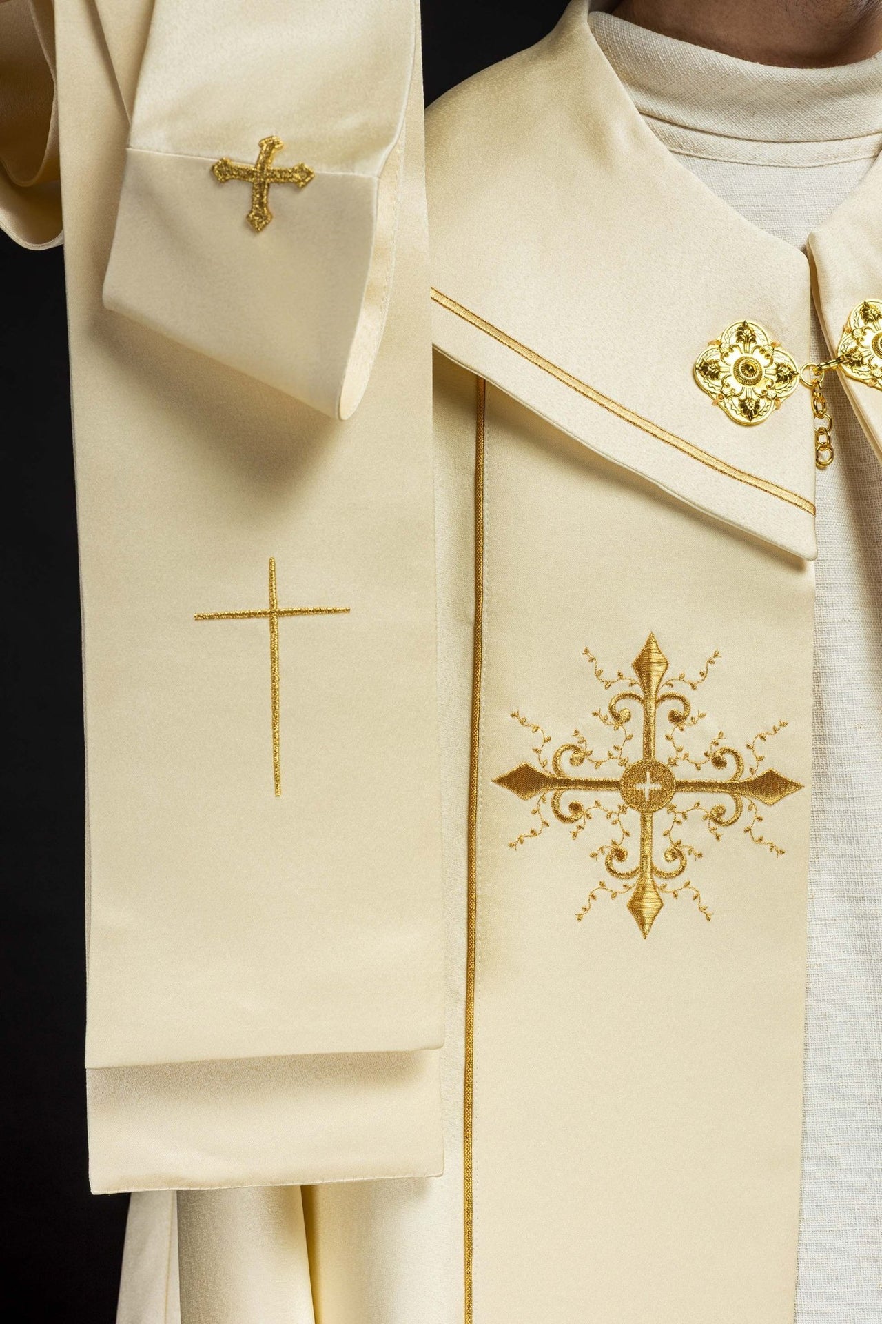 Kapa Liturgiczna Haftowana Ecru ze Złotym Krzyżem i Stułą - alba.pl