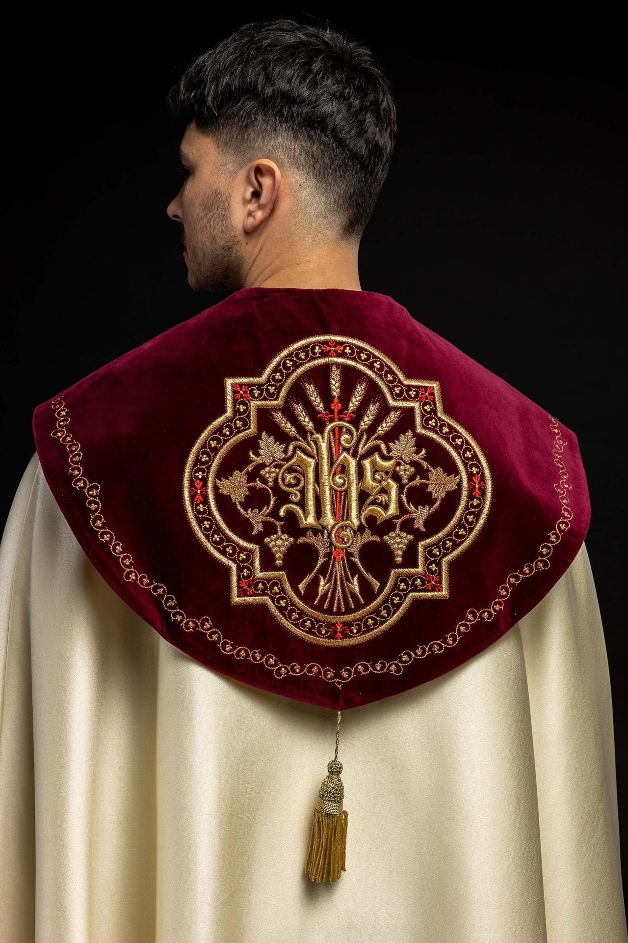 Kapa Liturgiczna Haftowana IHS Ecru Aksamit - Elegancka Szata Kościelna - alba.pl