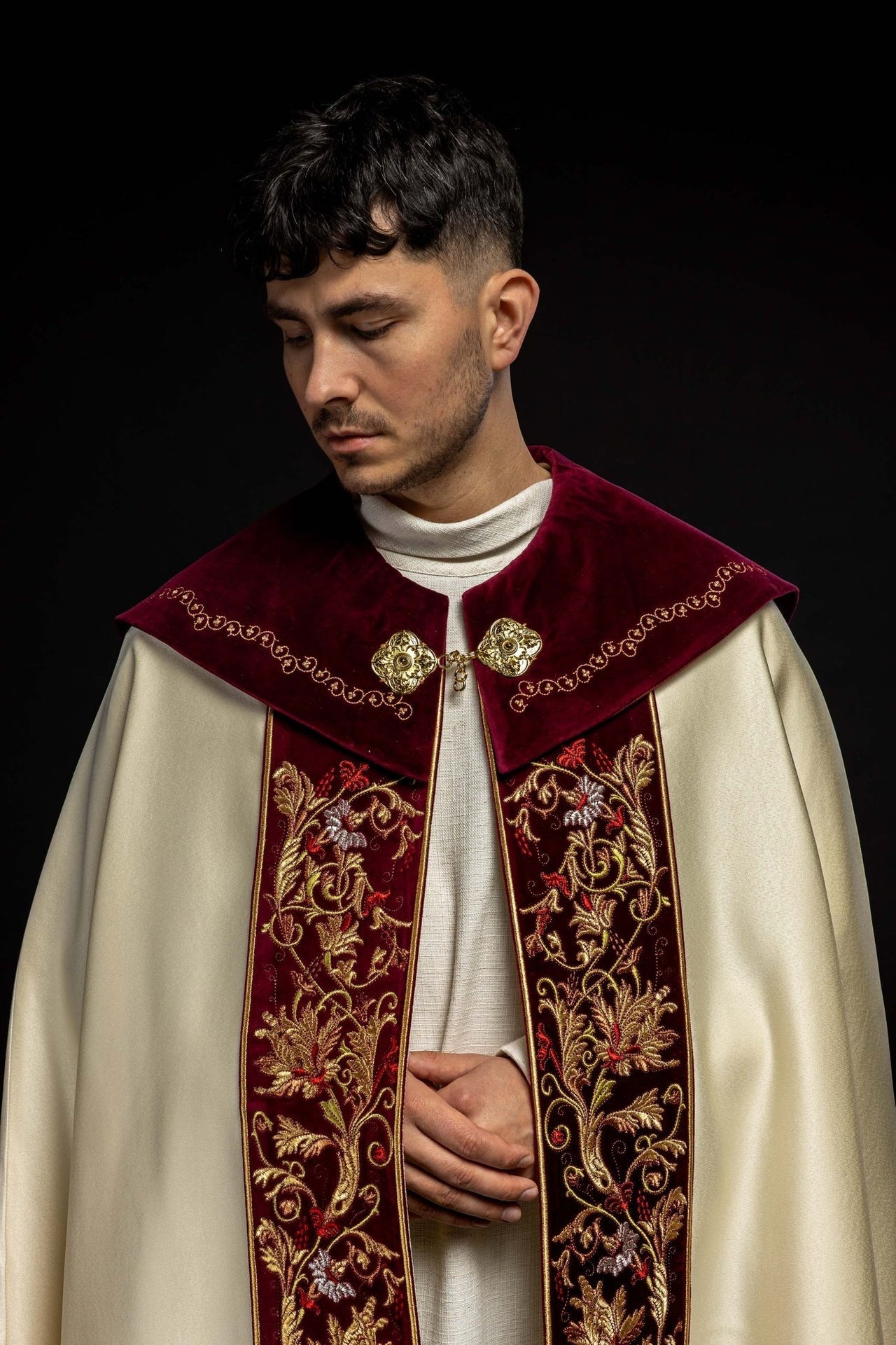 Kapa Liturgiczna Haftowana IHS Ecru Aksamit - Elegancka Szata Kościelna - alba.pl