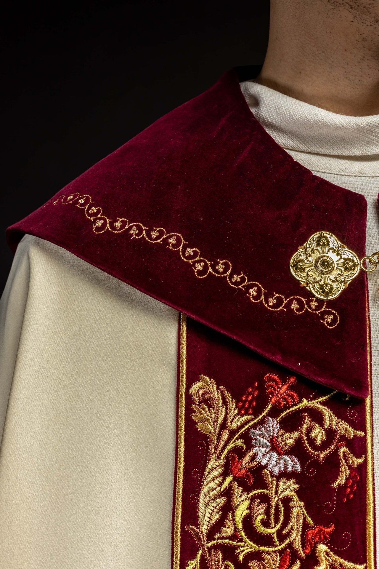 Kapa Liturgiczna Haftowana IHS Ecru Aksamit - Elegancka Szata Kościelna - alba.pl