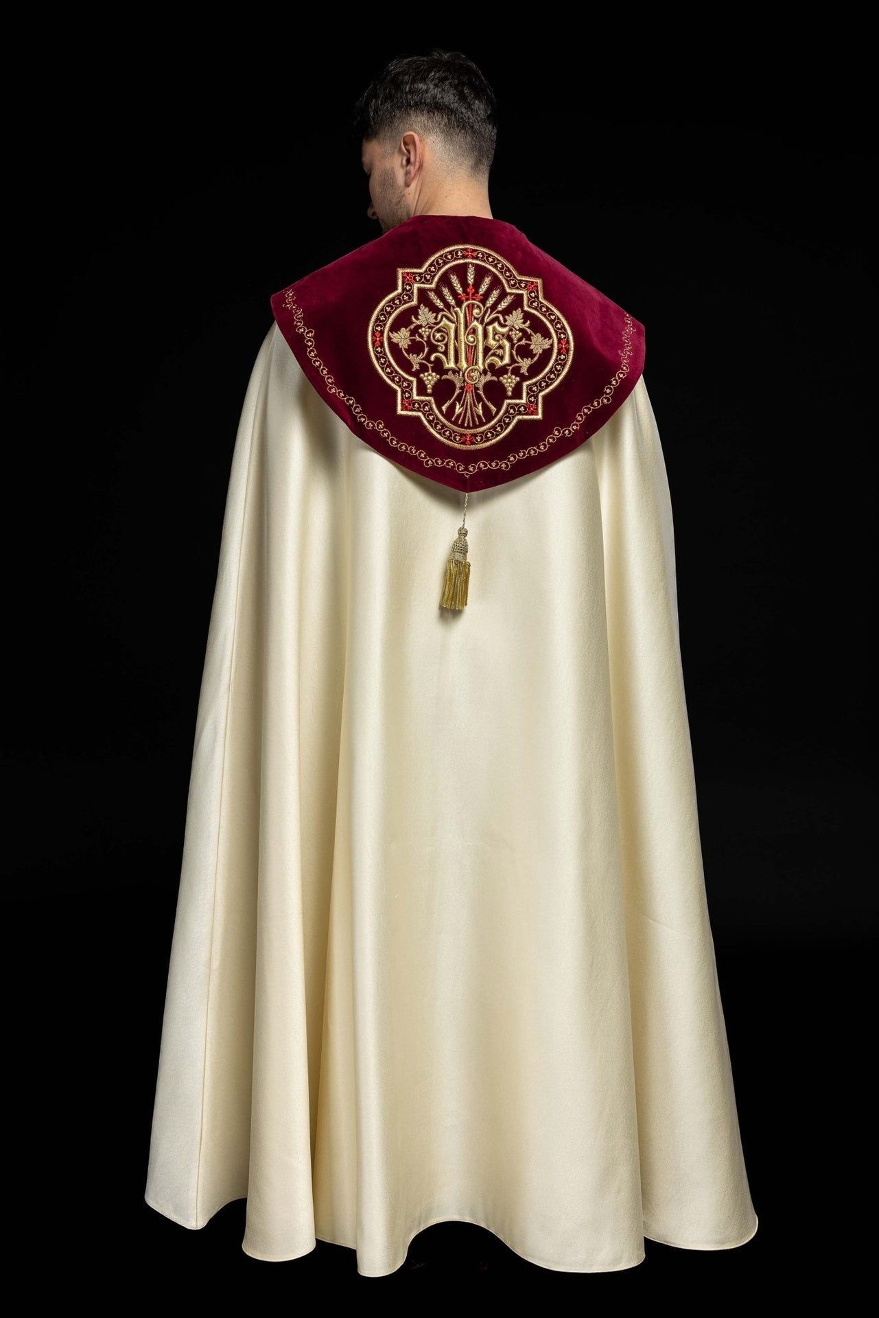 Kapa Liturgiczna Haftowana IHS Ecru Aksamit - Elegancka Szata Kościelna - alba.pl