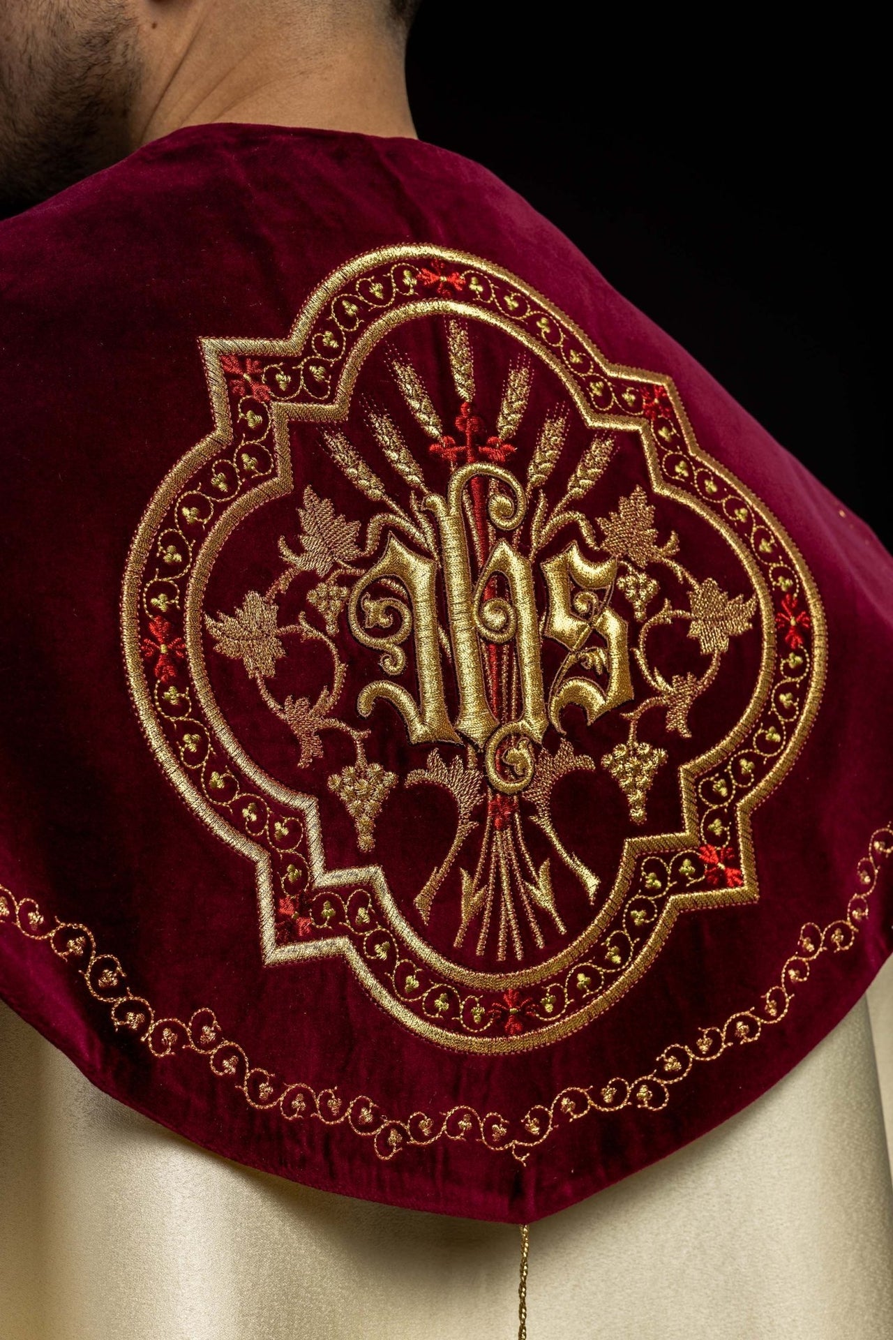 Kapa Liturgiczna Haftowana IHS Ecru Aksamit - Elegancka Szata Kościelna - alba.pl