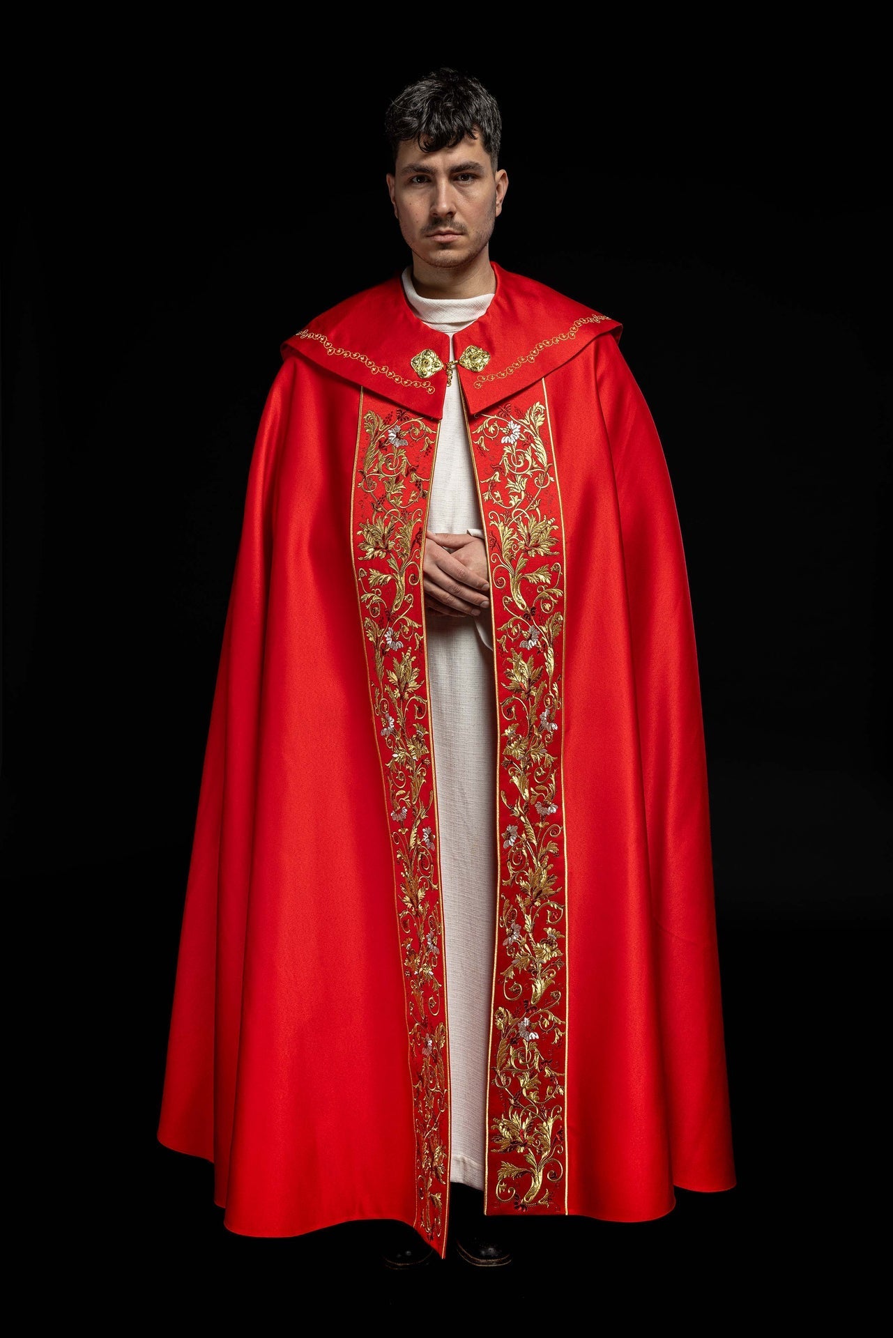 Kapa liturgiczna haftowana IHS w kolorze czerwonym - alba.pl