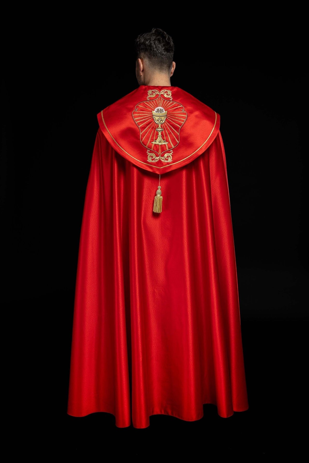 Kapa liturgiczna haftowana kielich i IHS w odcieniu czerwonym