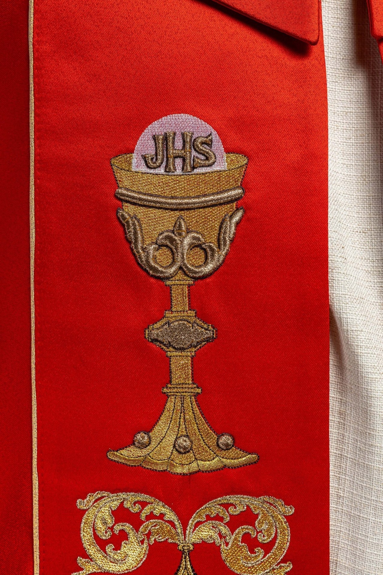 Kapa liturgiczna haftowana kielich i IHS w odcieniu czerwonym