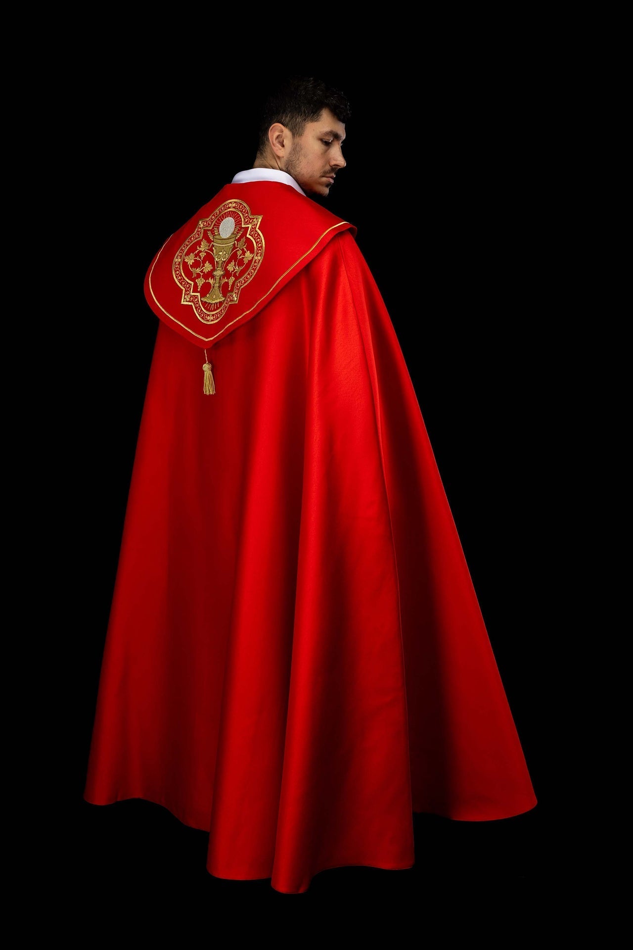 Kapa liturgiczna haftowana kielichem czerwona - alba.pl