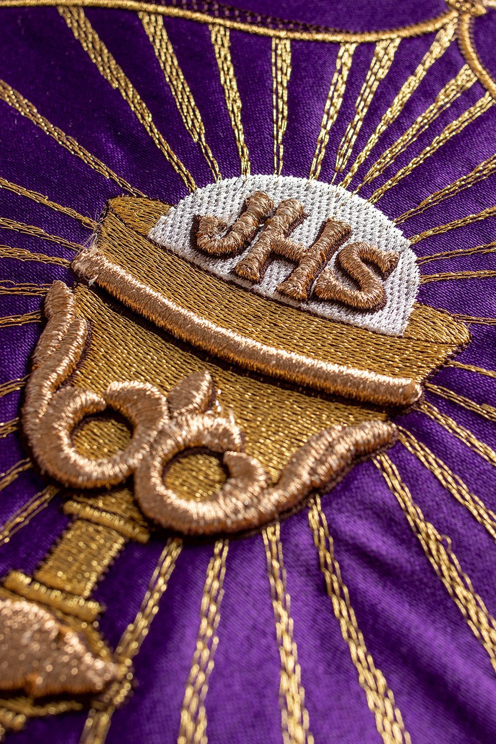 Kapa liturgiczna haftowana z monogramem w kielichy w kolorze fioletowym - alba.pl