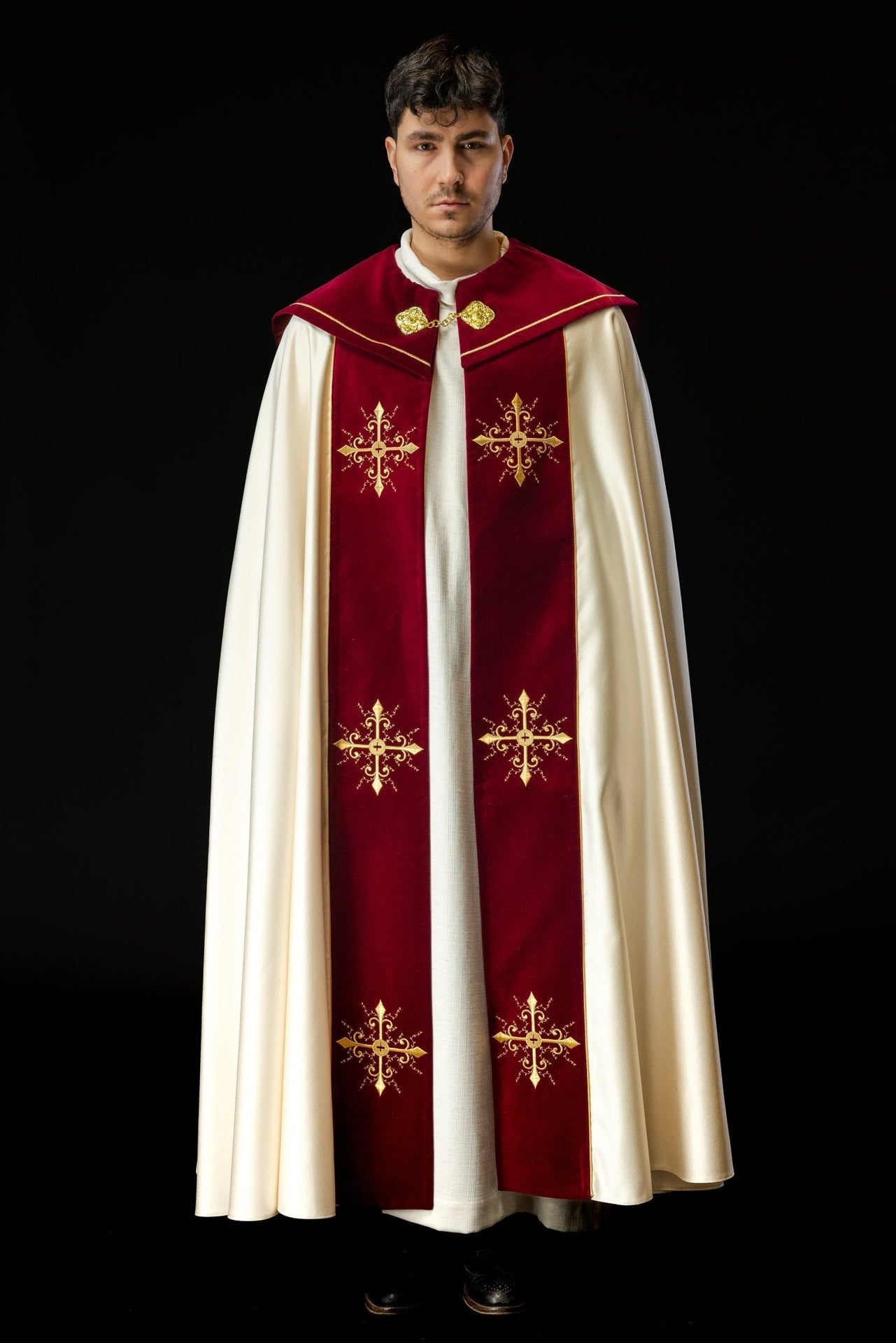 Kapa Liturgiczna Haftowana ze Złotym Krzyżem i Bordowym Pasem - alba.pl