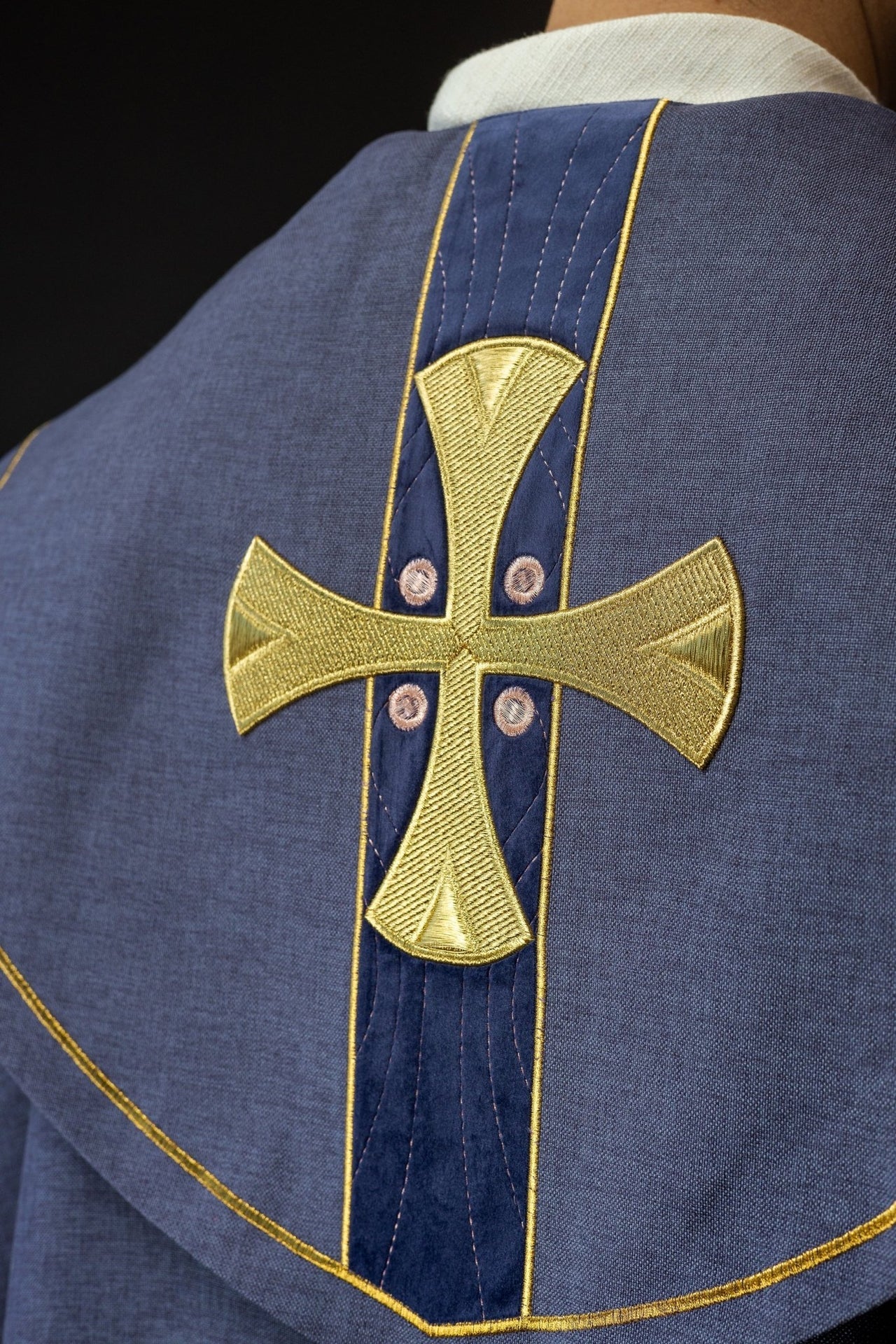 Kapa Liturgiczna Haftowana Złotymi Krzyżami z Aksamitnym Kołnierzem - alba.pl