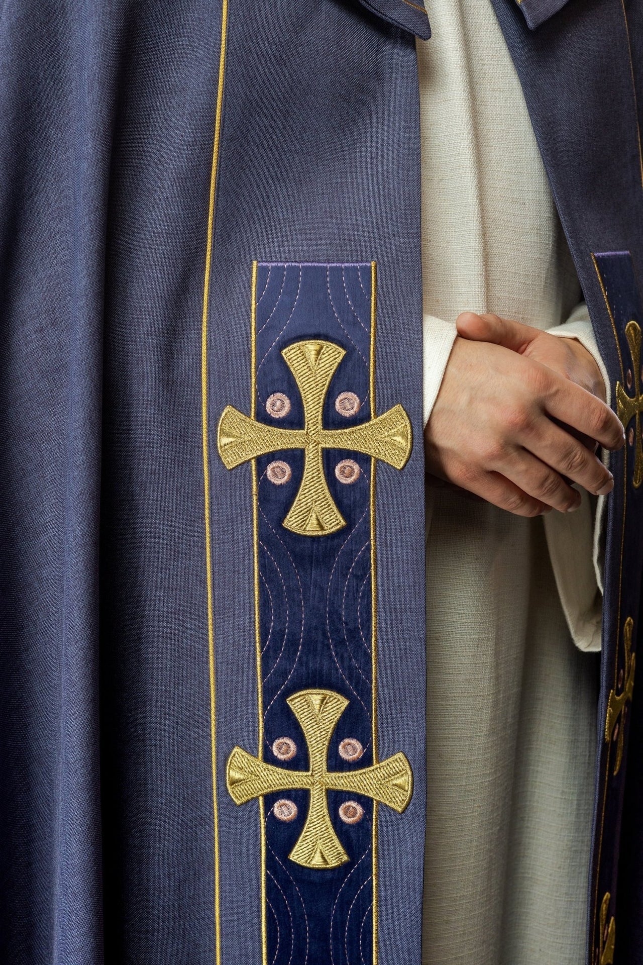Kapa Liturgiczna Haftowana Złotymi Krzyżami z Aksamitnym Kołnierzem - alba.pl